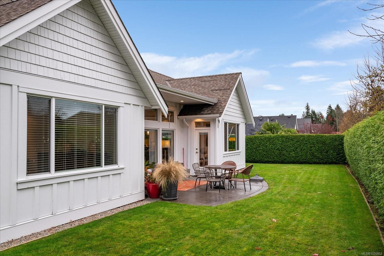 834 Bluffs Dr, Qualicum Beach, BC