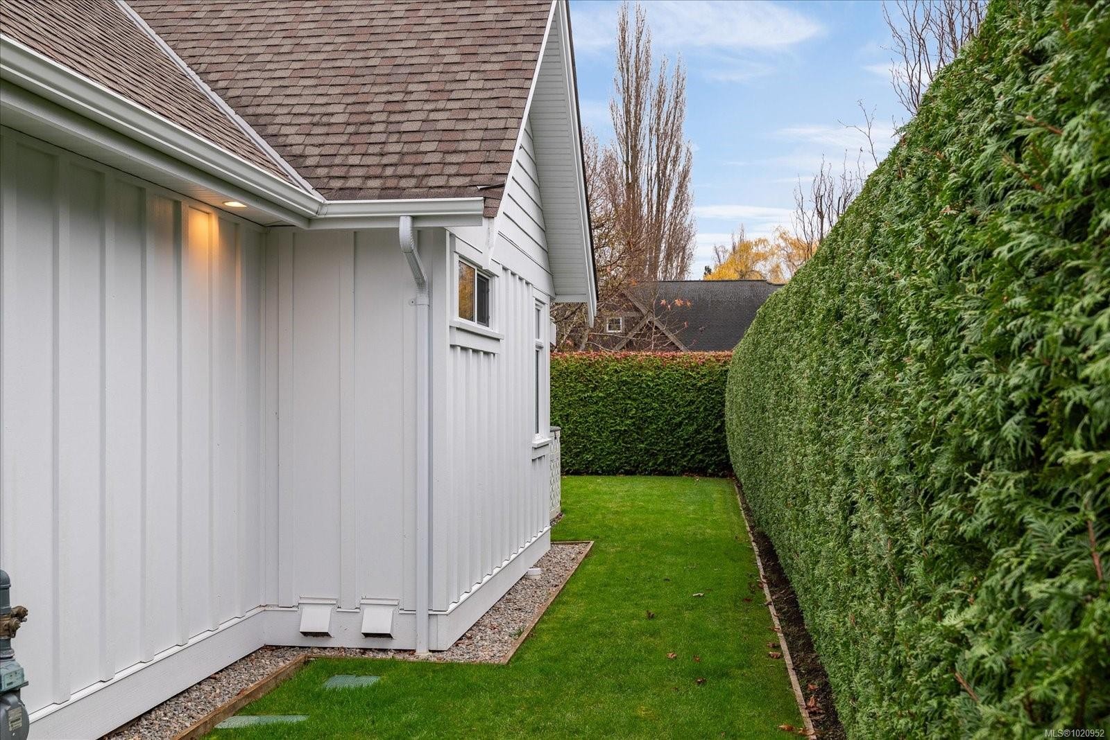 834 Bluffs Dr, Qualicum Beach, BC