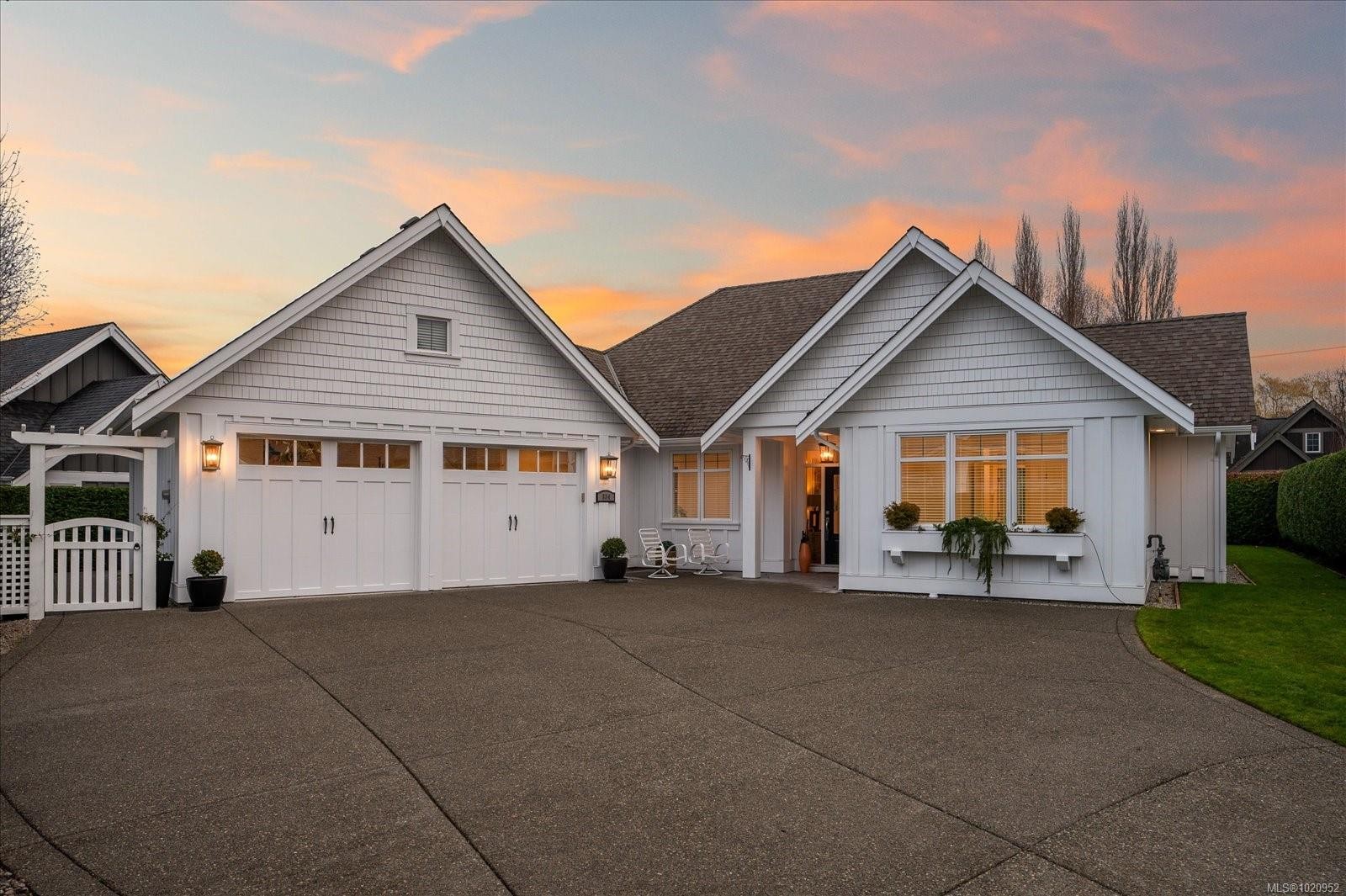 834 Bluffs Dr, Qualicum Beach, BC