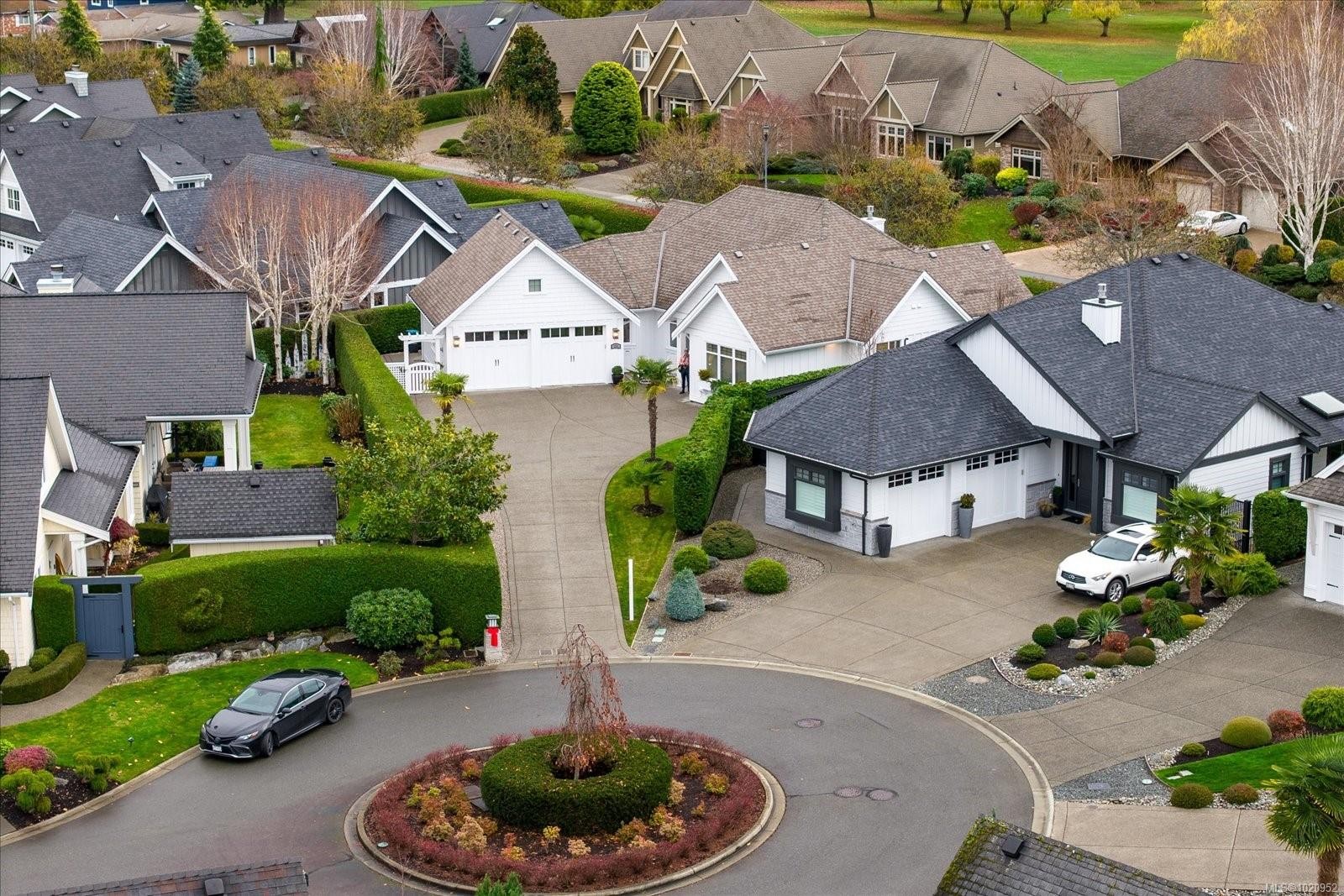 834 Bluffs Dr, Qualicum Beach, BC