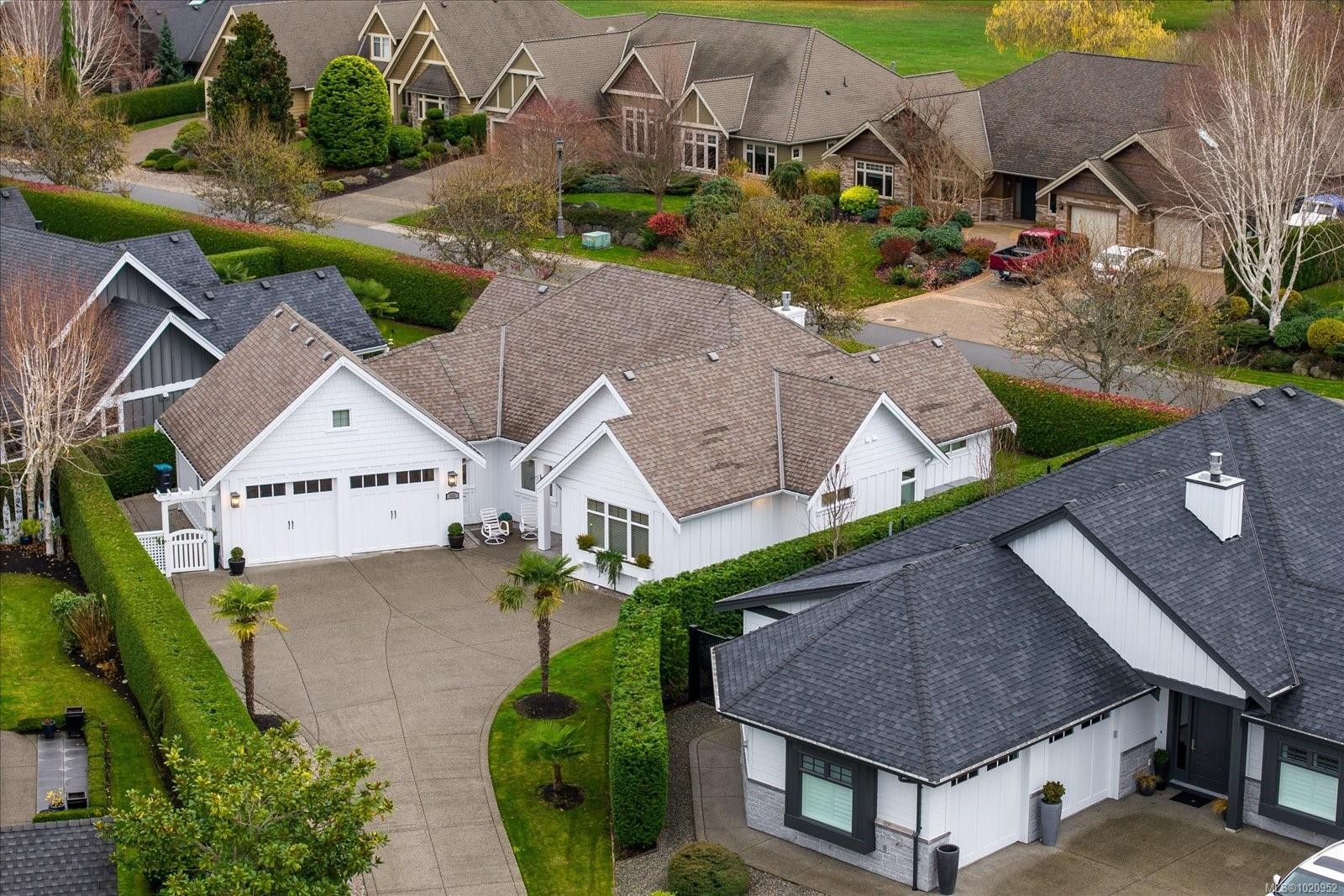 834 Bluffs Dr, Qualicum Beach, BC