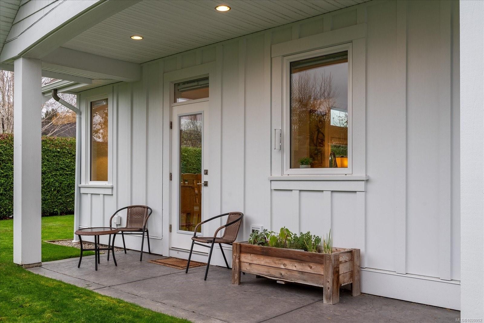 834 Bluffs Dr, Qualicum Beach, BC