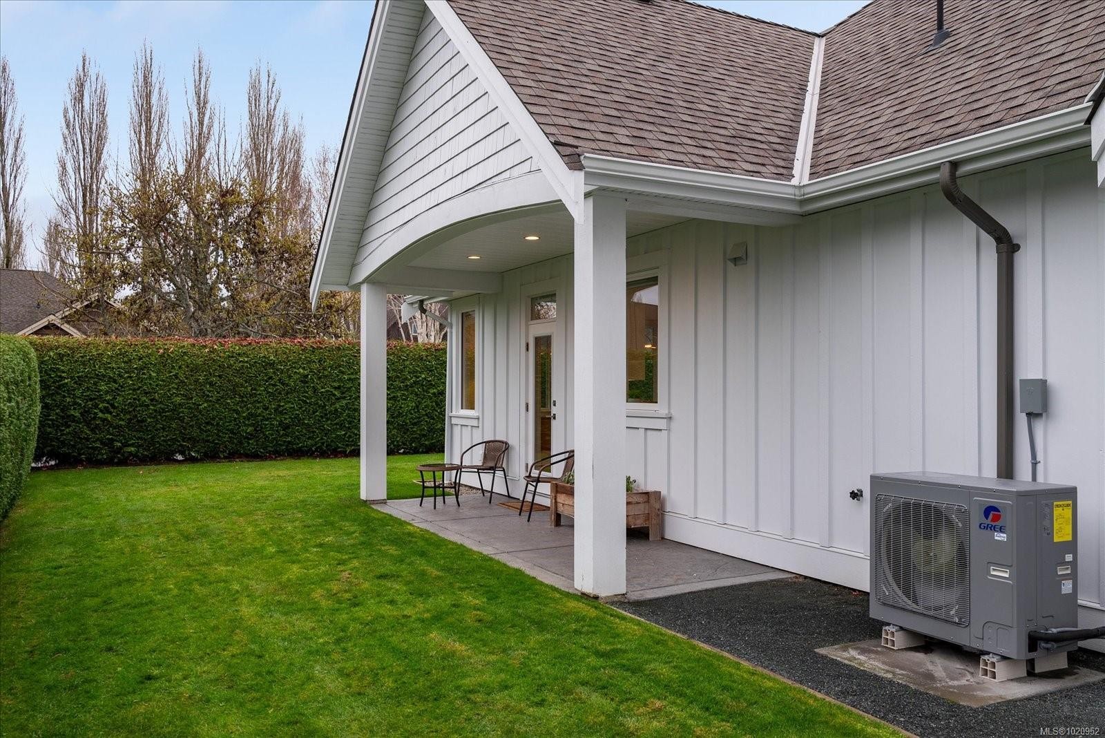 834 Bluffs Dr, Qualicum Beach, BC