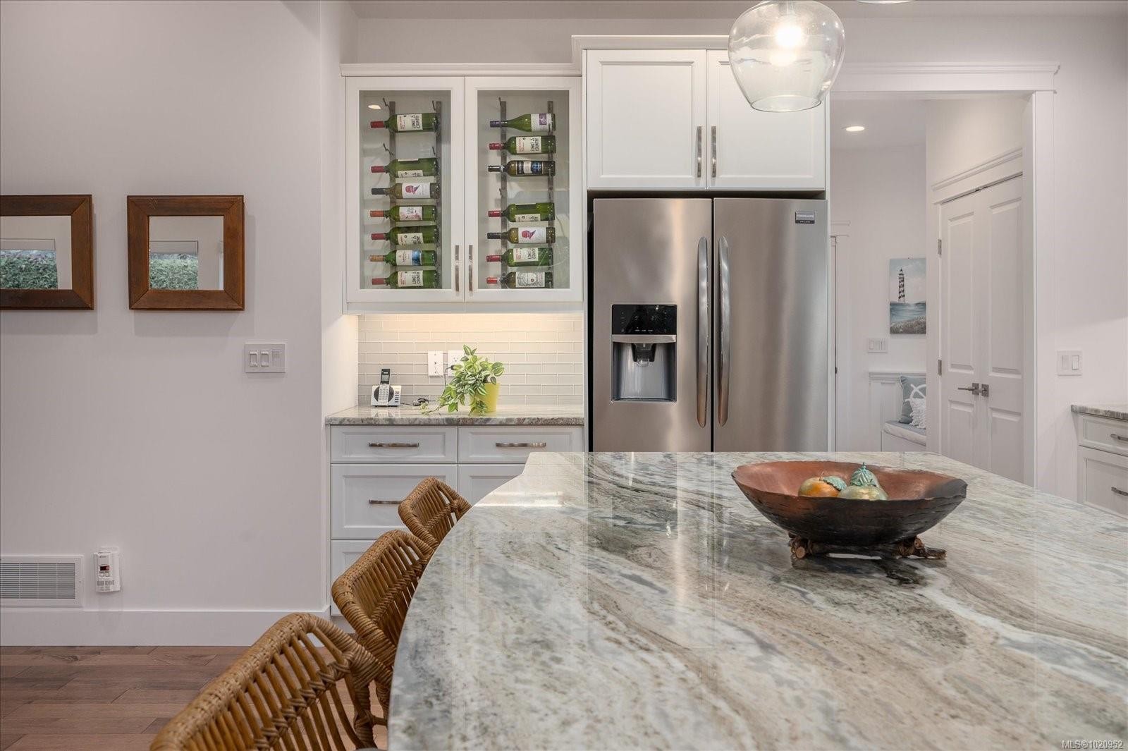 834 Bluffs Dr, Qualicum Beach, BC