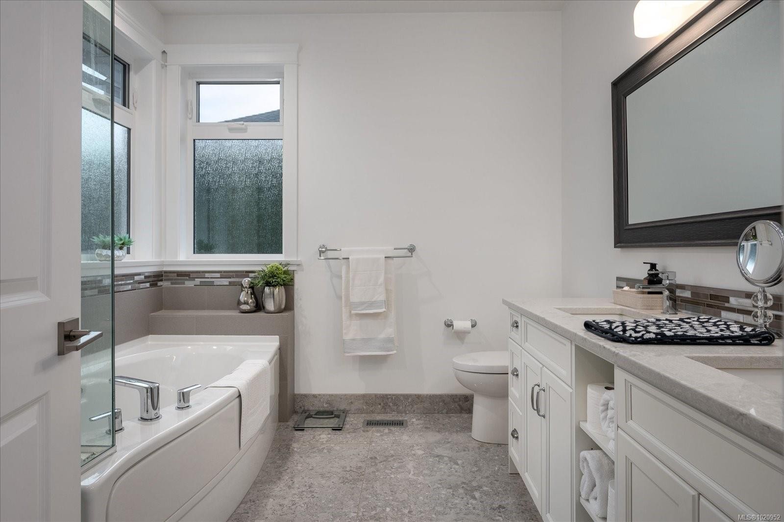 834 Bluffs Dr, Qualicum Beach, BC