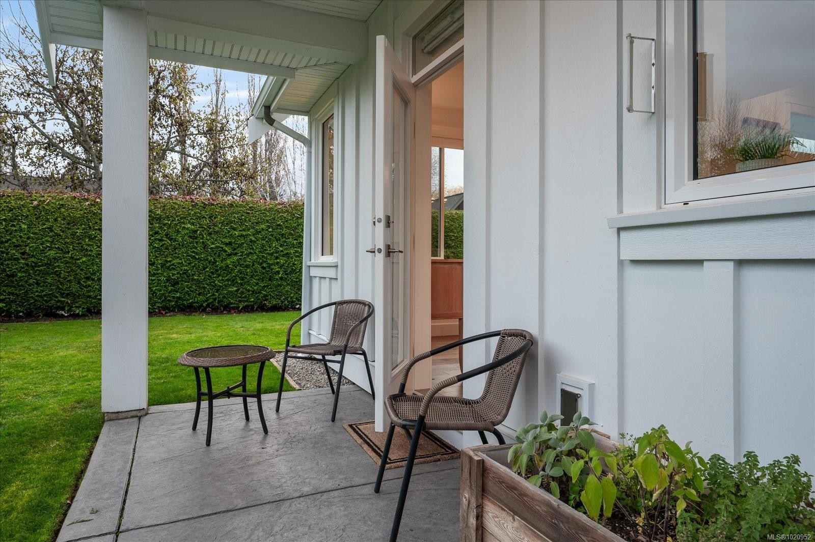 834 Bluffs Dr, Qualicum Beach, BC