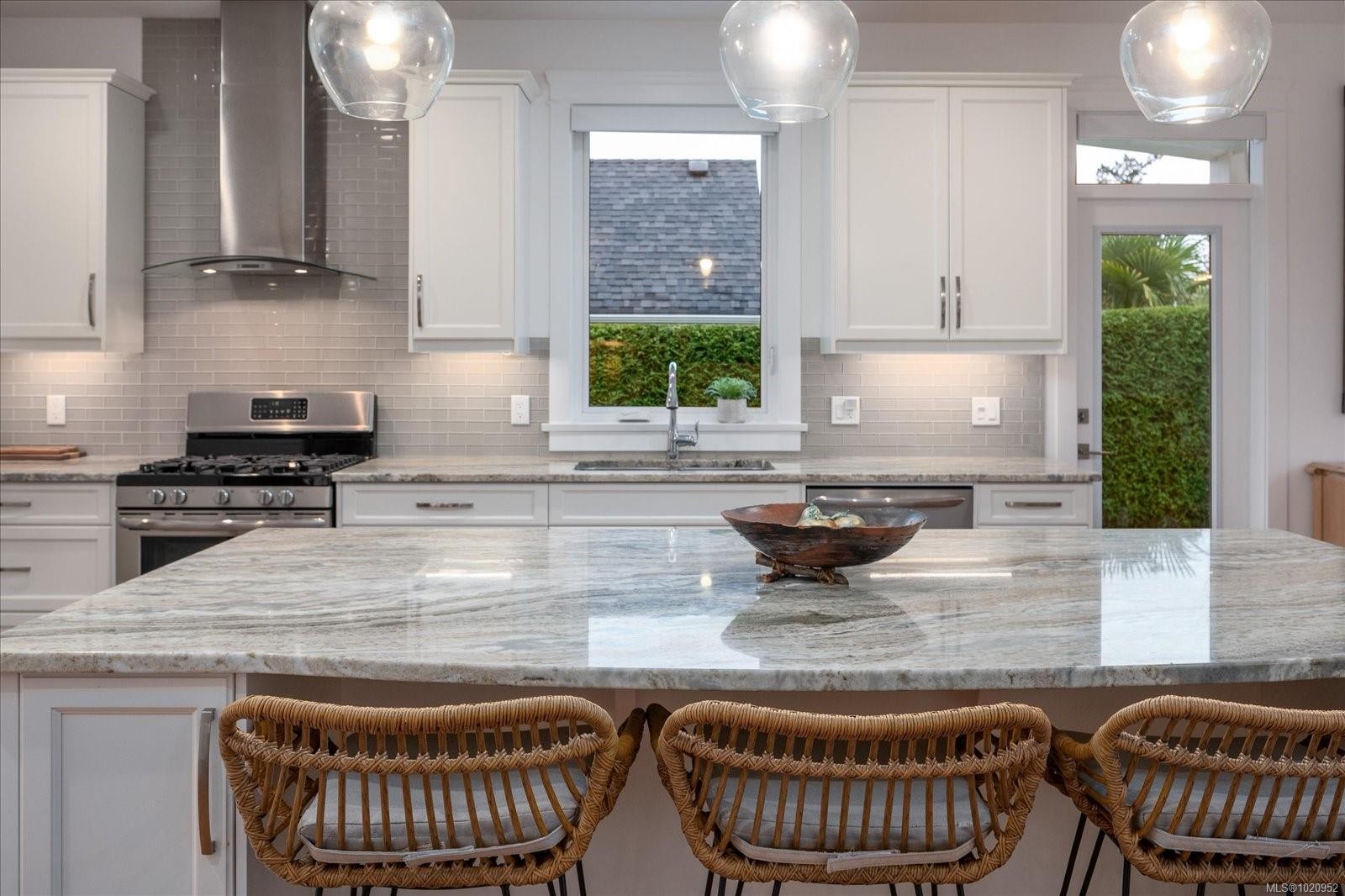 834 Bluffs Dr, Qualicum Beach, BC