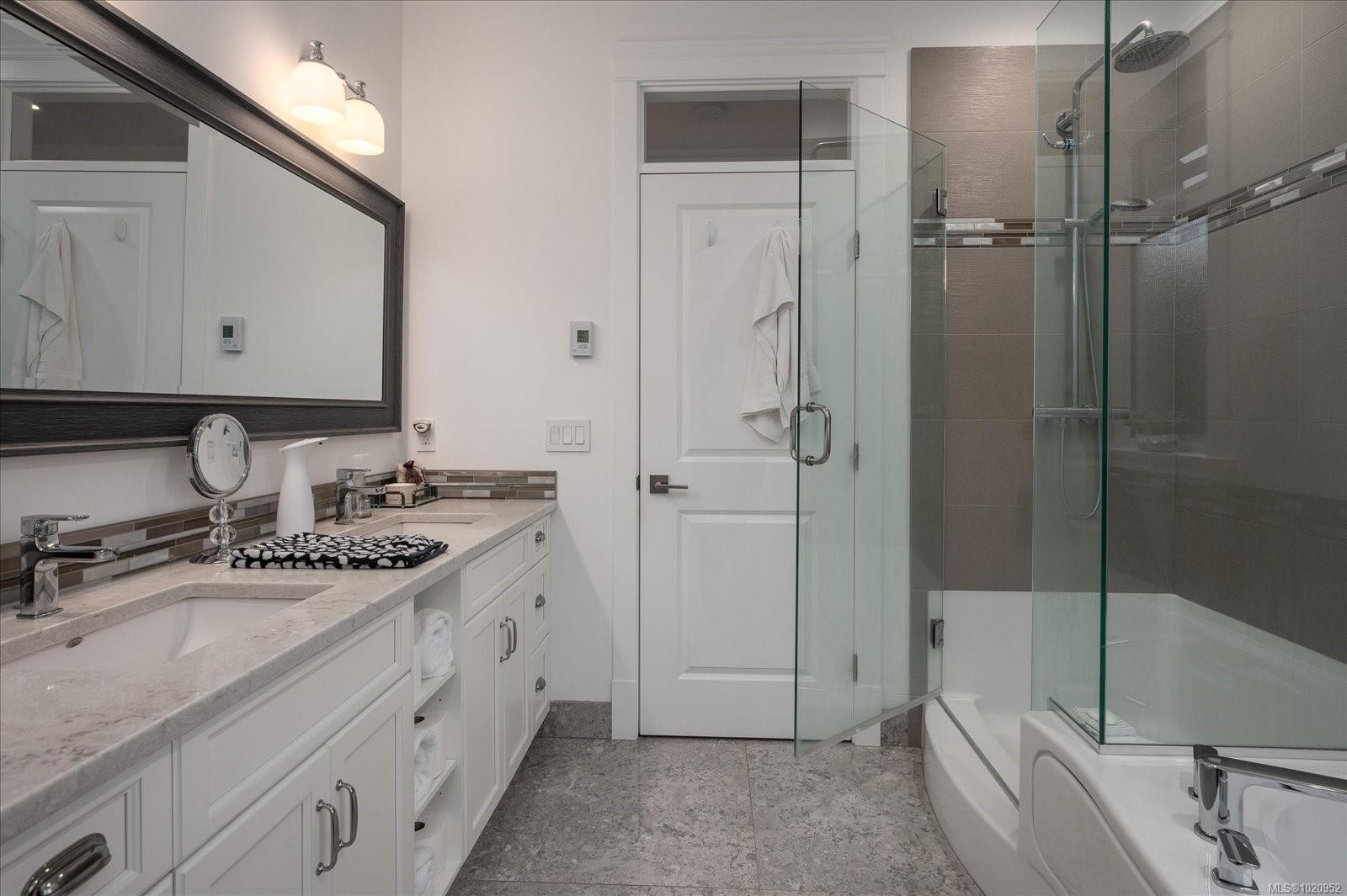 834 Bluffs Dr, Qualicum Beach, BC