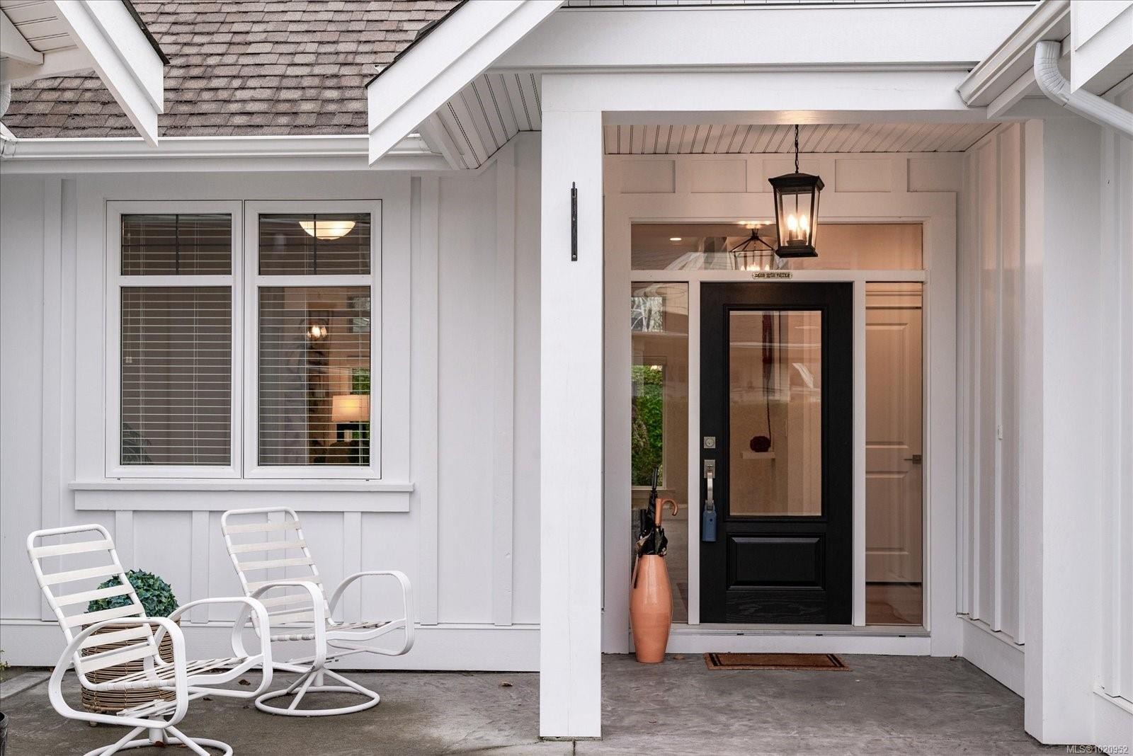 834 Bluffs Dr, Qualicum Beach, BC