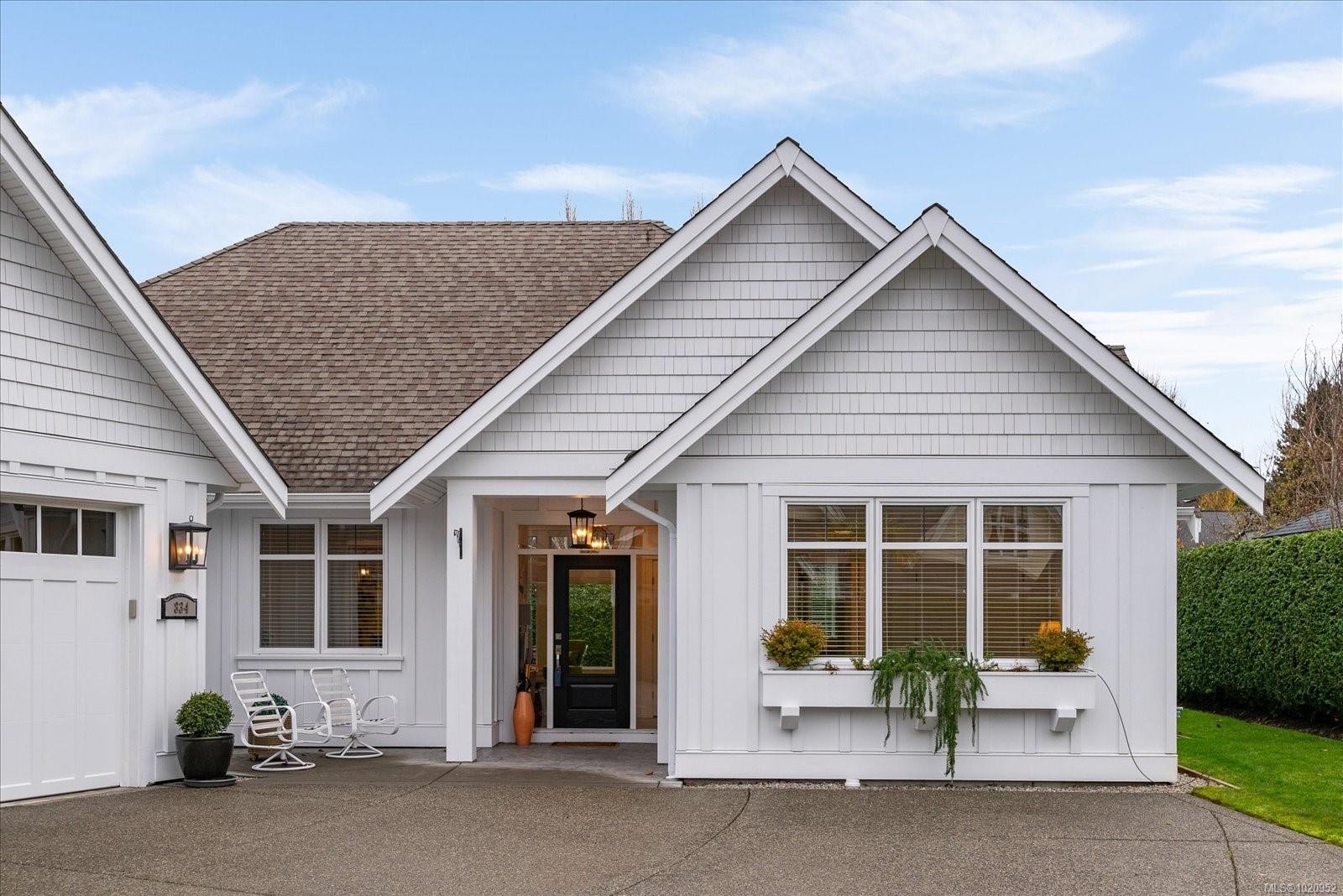 834 Bluffs Dr, Qualicum Beach, BC