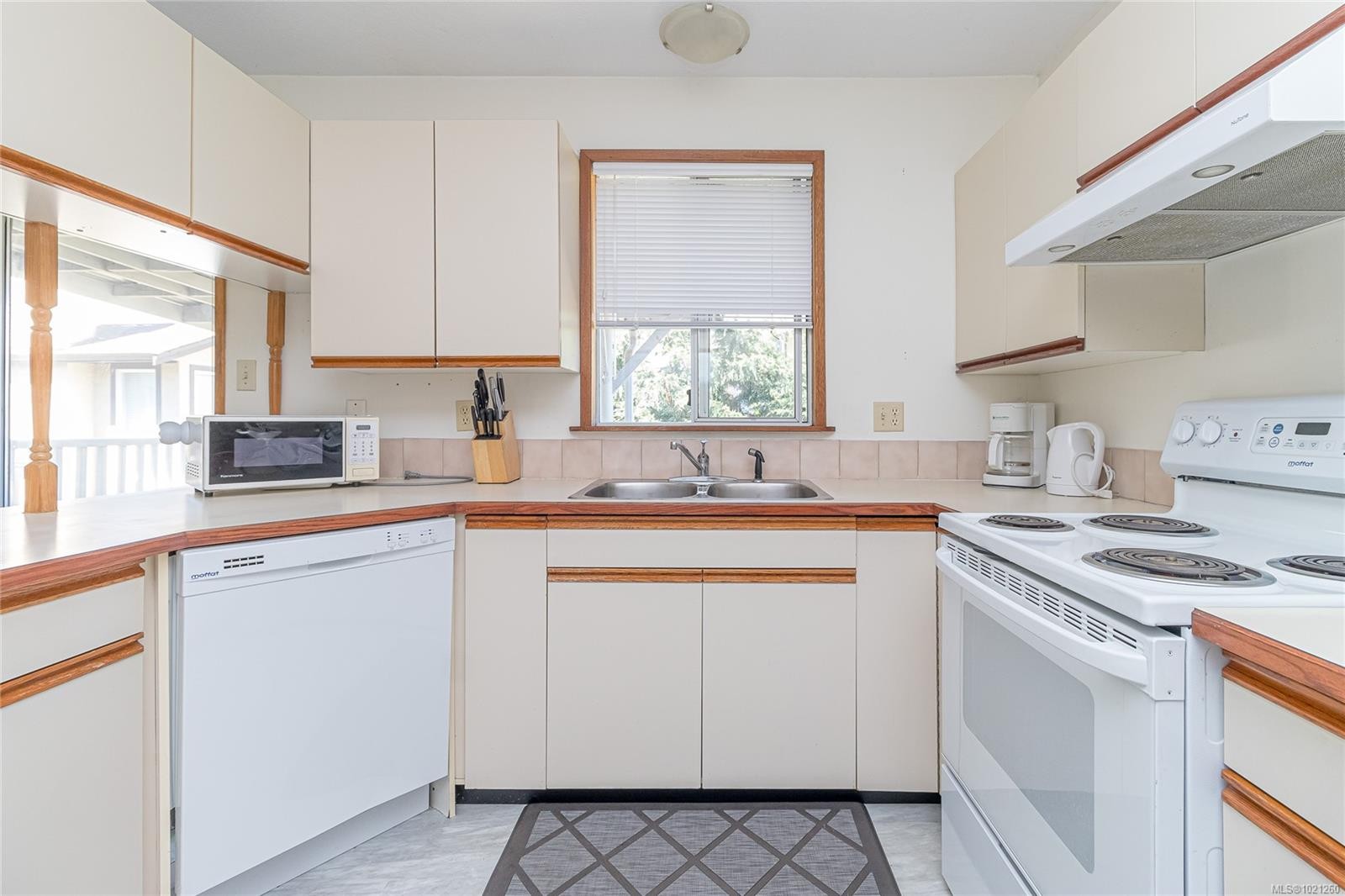 9975 Victoria Rd, Chemainus, BC - Indoor Photo Showing Kitchen With Double Sink