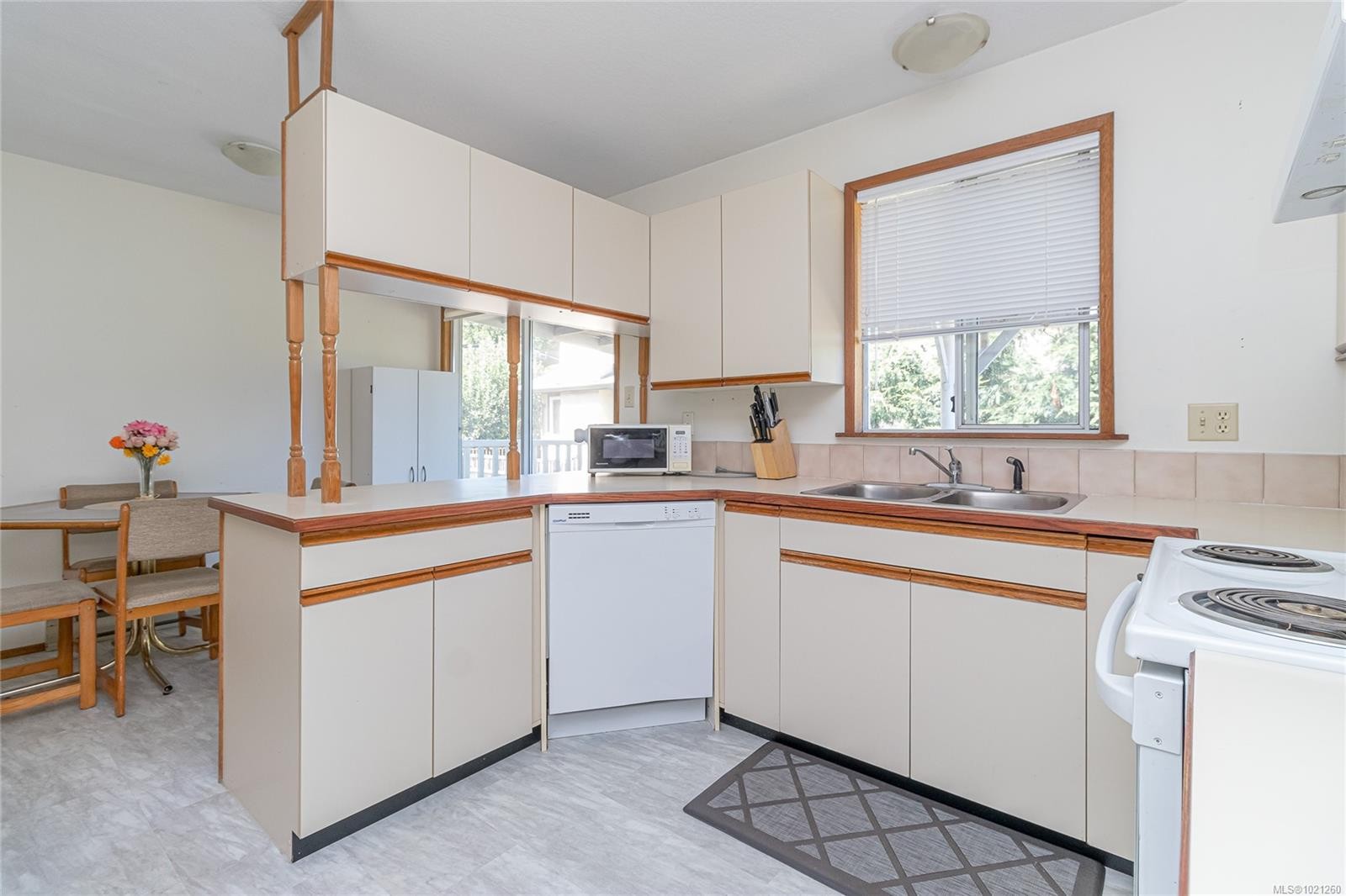 9975 Victoria Rd, Chemainus, BC - Indoor Photo Showing Kitchen With Double Sink