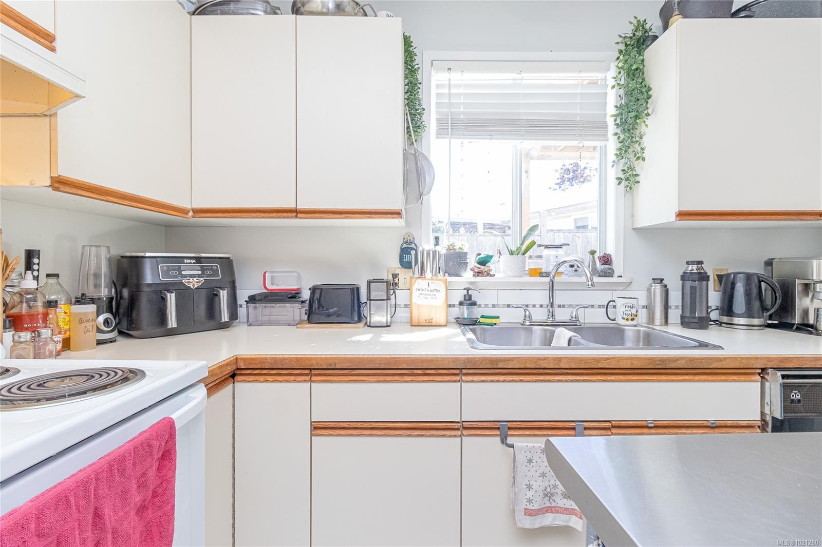 9975 Victoria Rd, Chemainus, BC - Indoor Photo Showing Kitchen With Double Sink