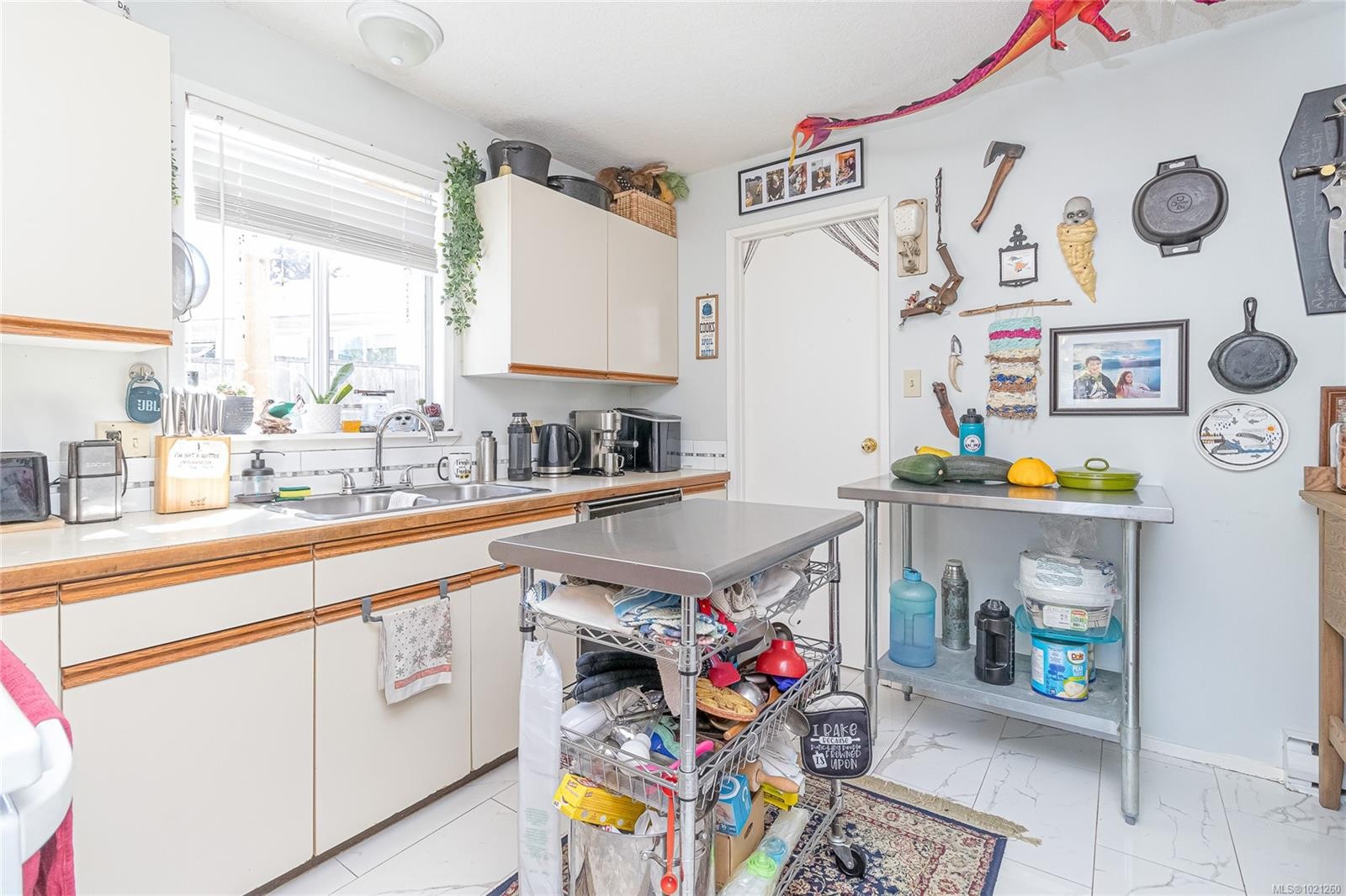9975 Victoria Rd, Chemainus, BC - Indoor Photo Showing Kitchen With Double Sink