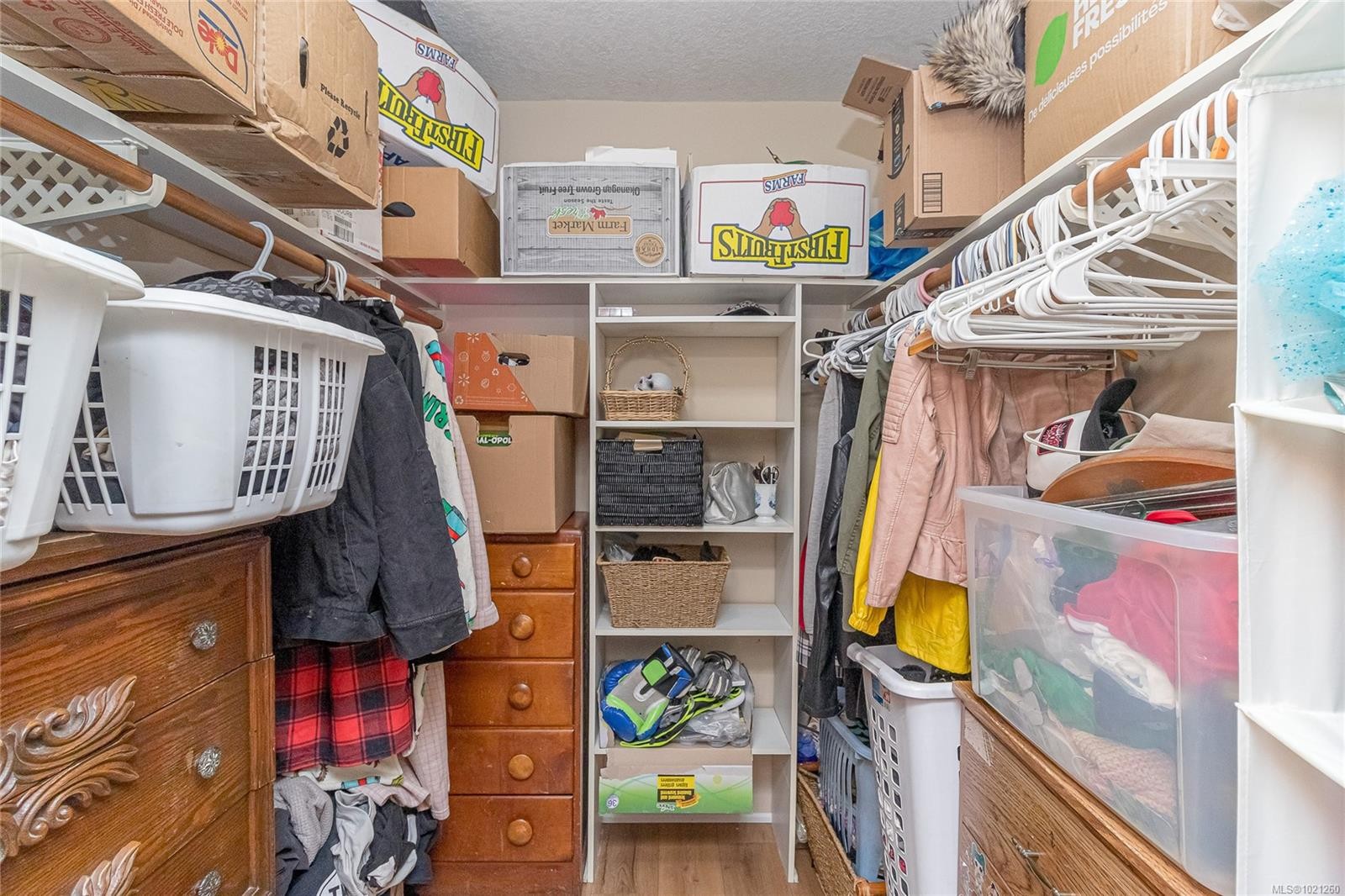 9975 Victoria Rd, Chemainus, BC - Indoor With Storage