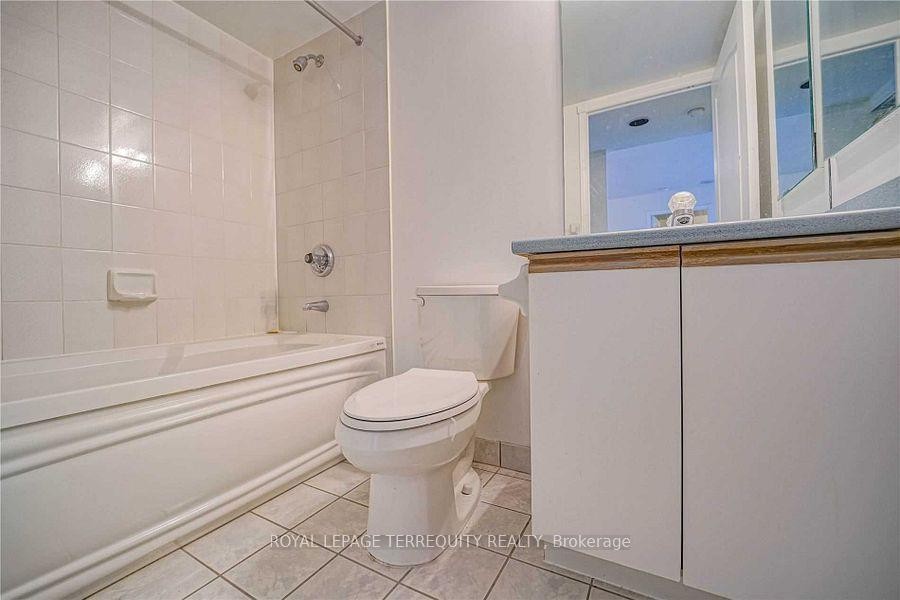 302-850 Steeles Avenue W, Vaughan, ON - Indoor Photo Showing Bathroom