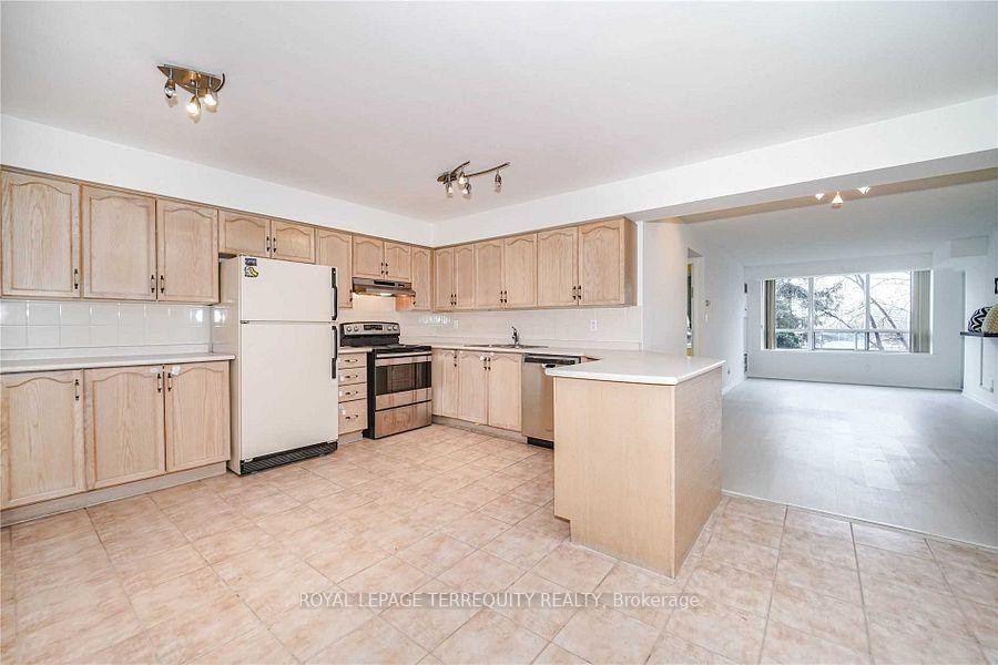 302-850 Steeles Avenue W, Vaughan, ON - Indoor Photo Showing Kitchen
