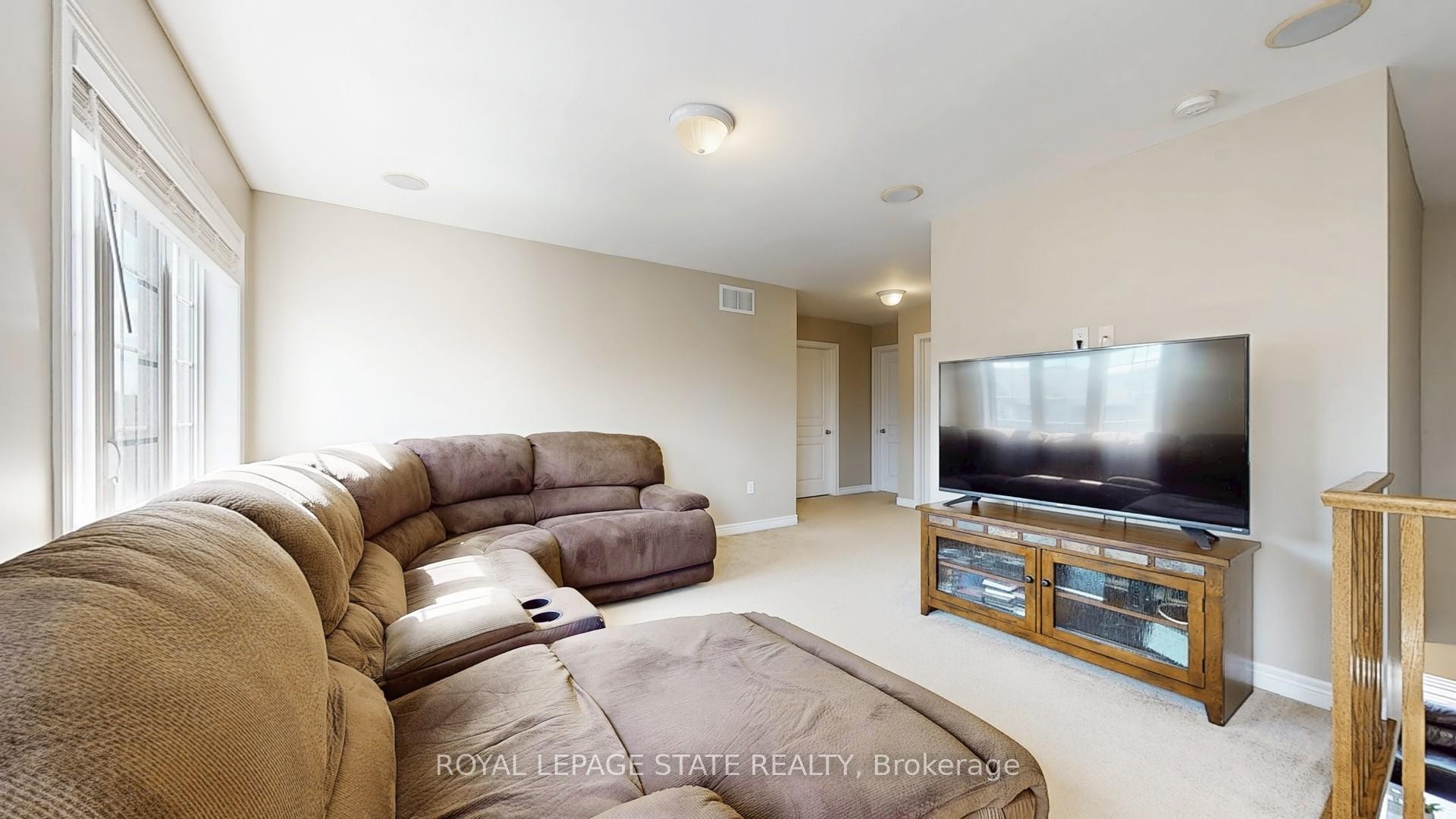50 Bankfield Crescent, Hamilton, ON - Indoor Photo Showing Living Room