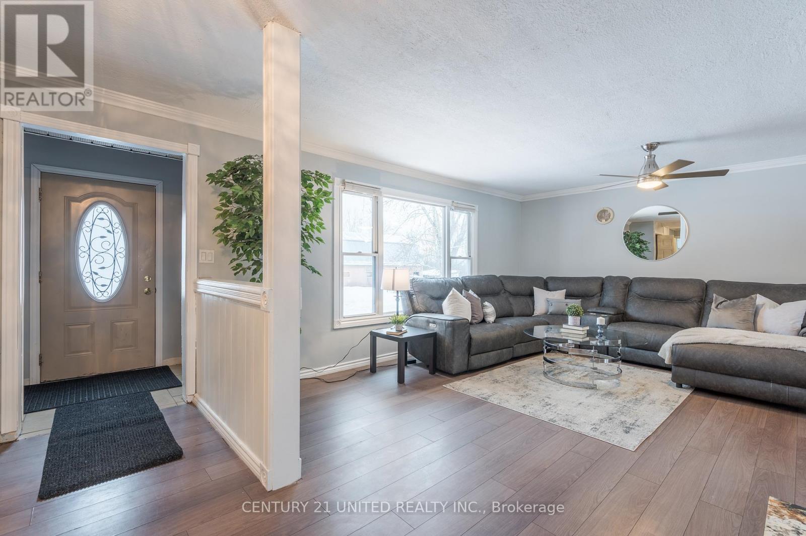 1677 Douro First Line, Douro-Dummer, ON - Indoor Photo Showing Living Room