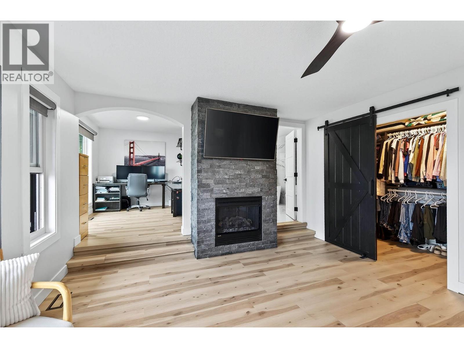 1095 Laurel Place, Kamloops, BC - Indoor With Fireplace