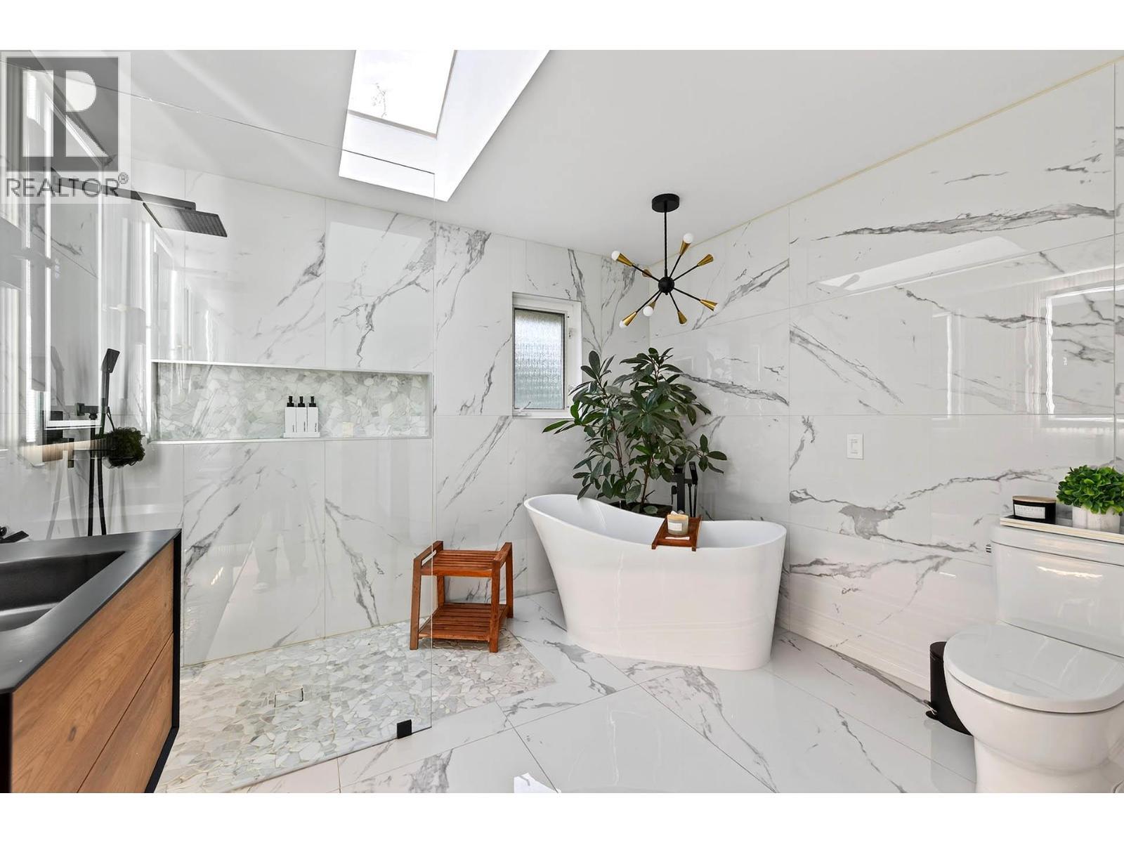 1095 Laurel Place, Kamloops, BC - Indoor Photo Showing Bathroom