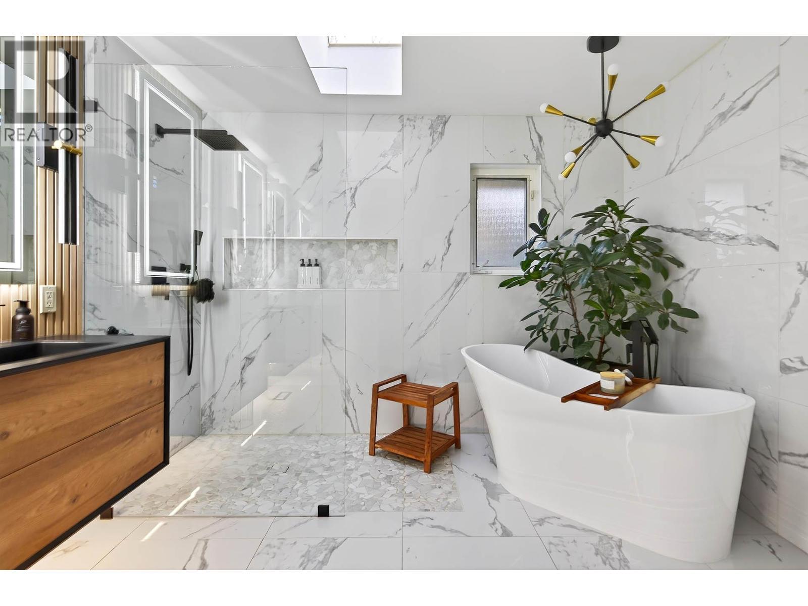 1095 Laurel Place, Kamloops, BC - Indoor Photo Showing Bathroom