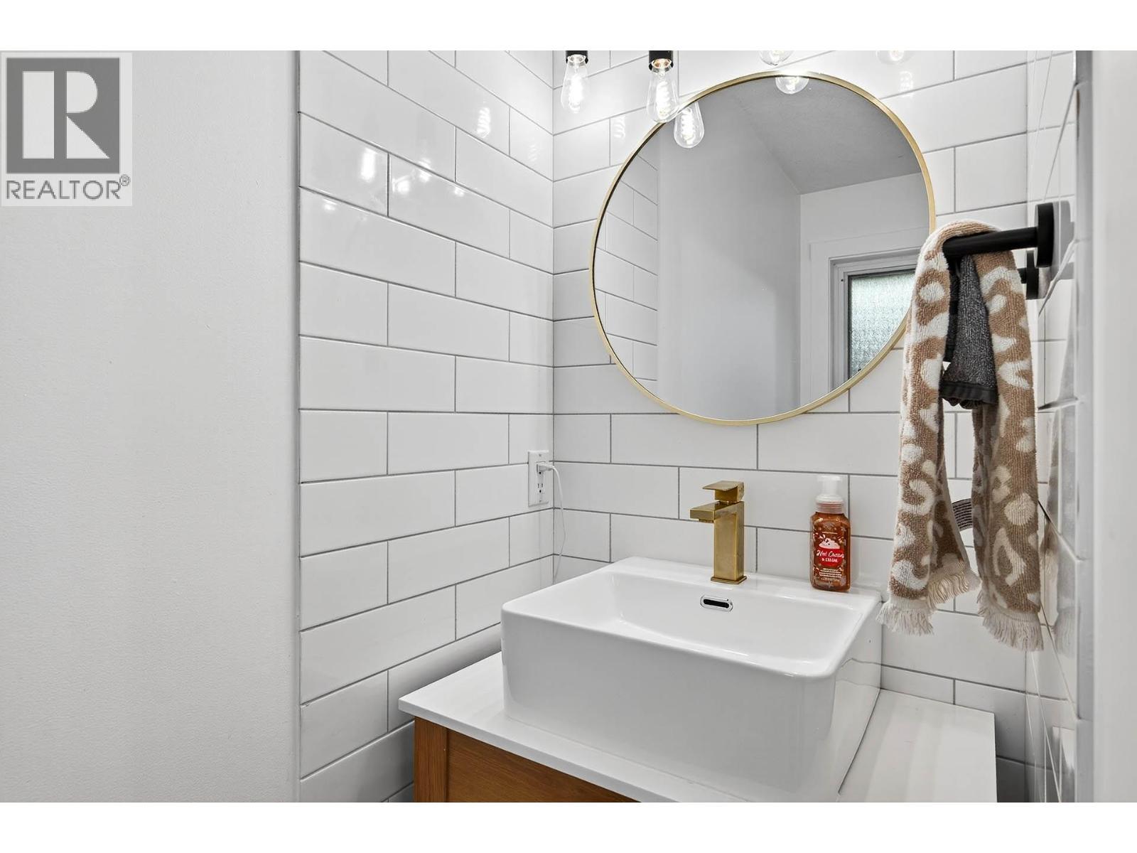 1095 Laurel Place, Kamloops, BC - Indoor Photo Showing Bathroom