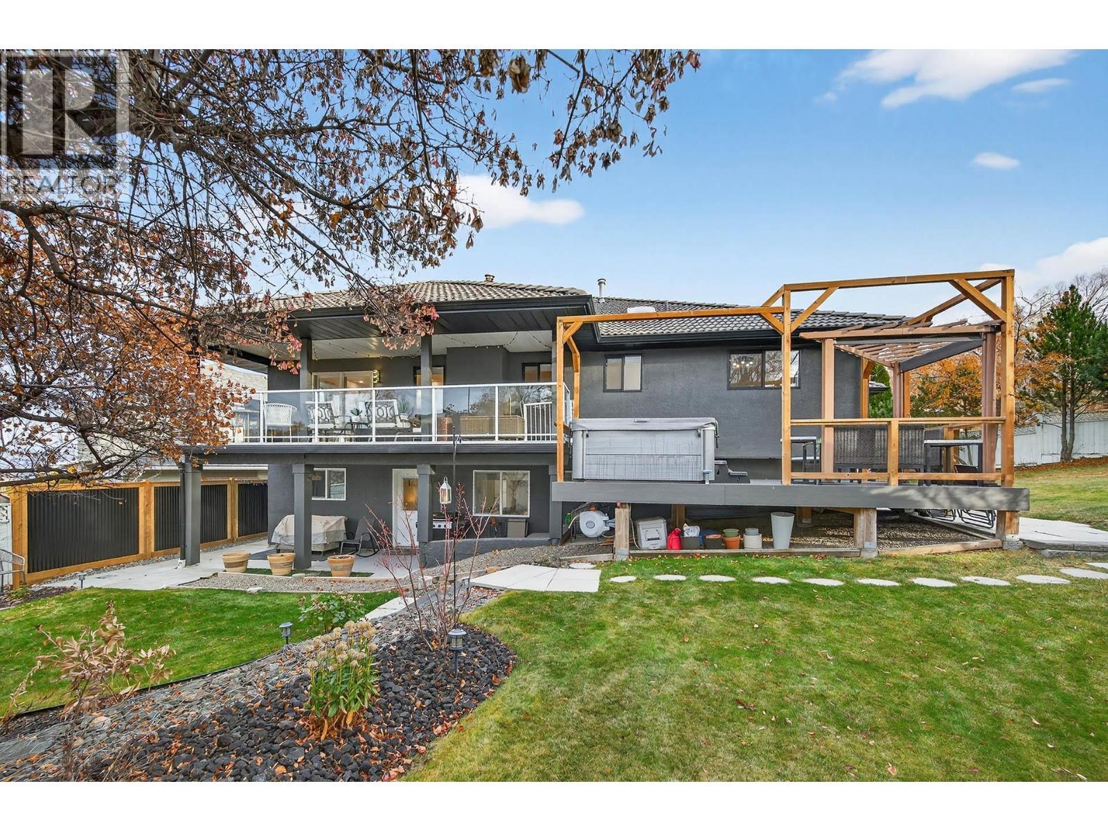 1095 Laurel Place, Kamloops, BC - Outdoor With Deck Patio Veranda