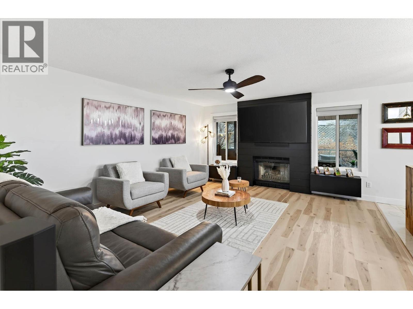1095 Laurel Place, Kamloops, BC - Indoor Photo Showing Living Room With Fireplace