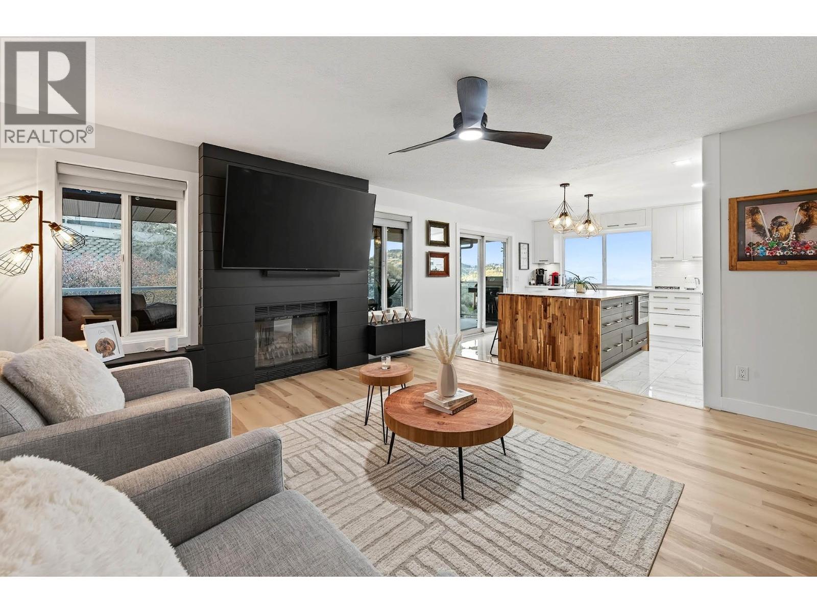 1095 Laurel Place, Kamloops, BC - Indoor Photo Showing Living Room With Fireplace