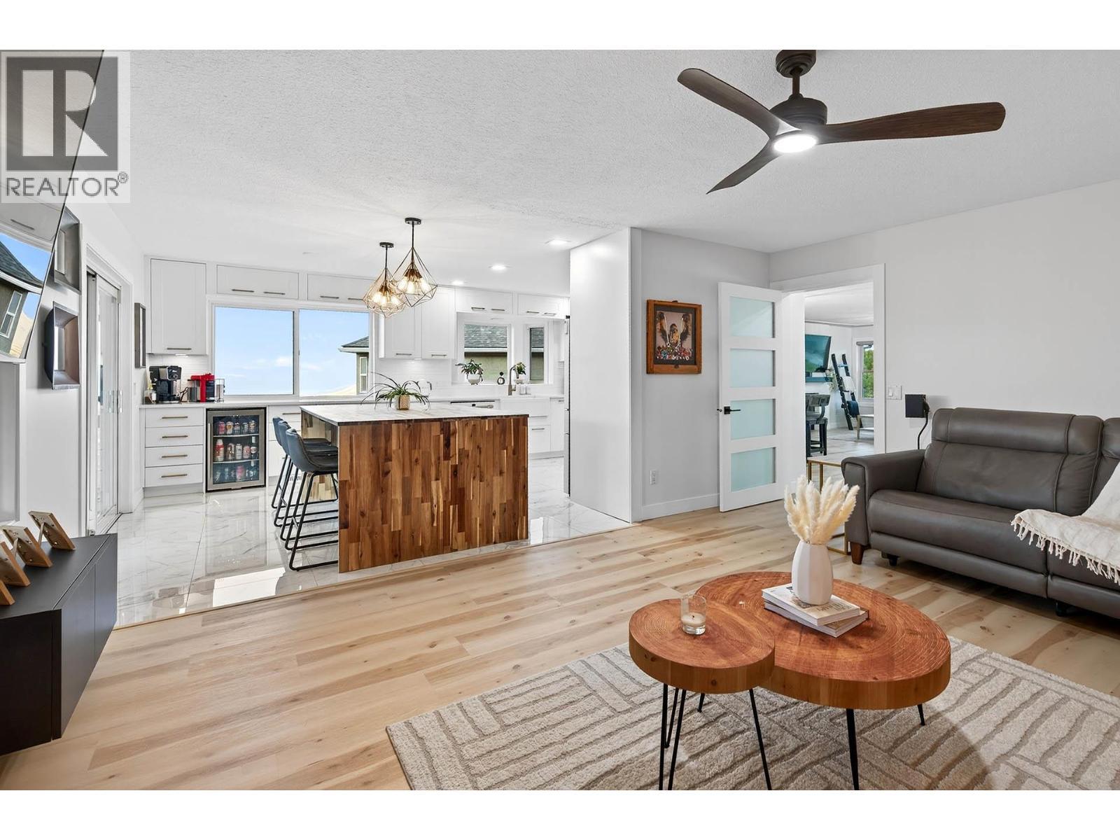 1095 Laurel Place, Kamloops, BC - Indoor Photo Showing Living Room