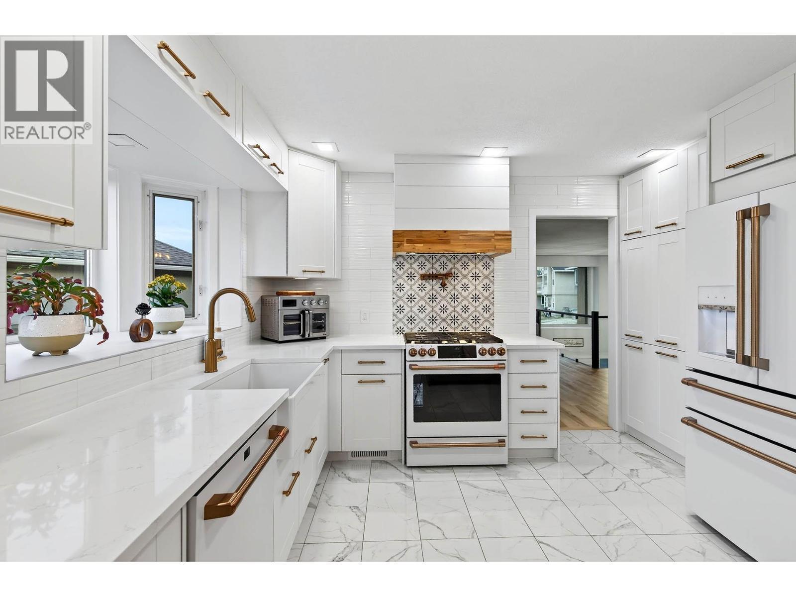 1095 Laurel Place, Kamloops, BC - Indoor Photo Showing Kitchen With Upgraded Kitchen