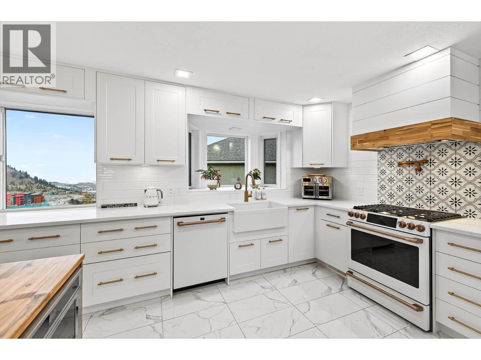 1095 Laurel Place, Kamloops, BC - Indoor Photo Showing Kitchen With Upgraded Kitchen