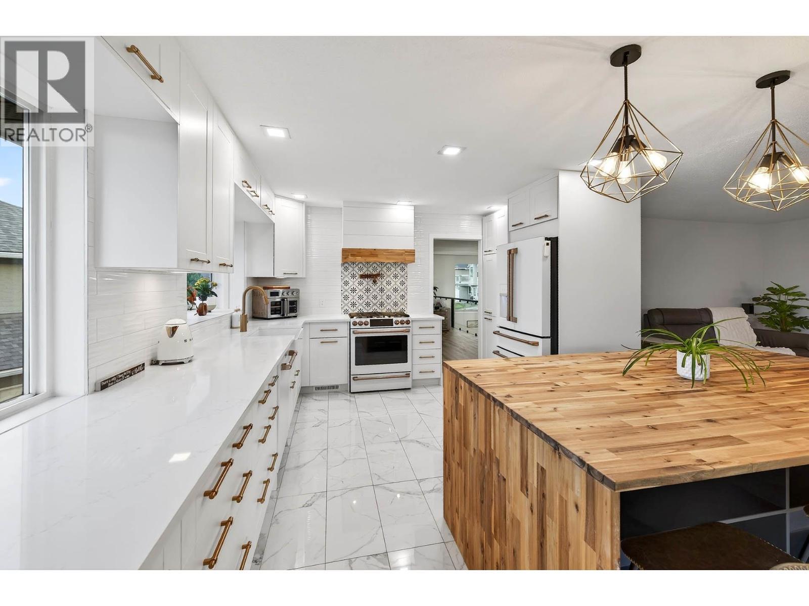 1095 Laurel Place, Kamloops, BC - Indoor Photo Showing Kitchen With Upgraded Kitchen