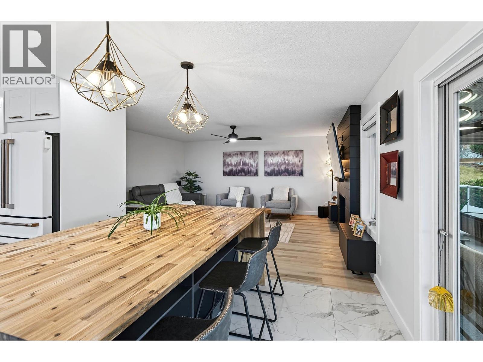 1095 Laurel Place, Kamloops, BC - Indoor Photo Showing Dining Room