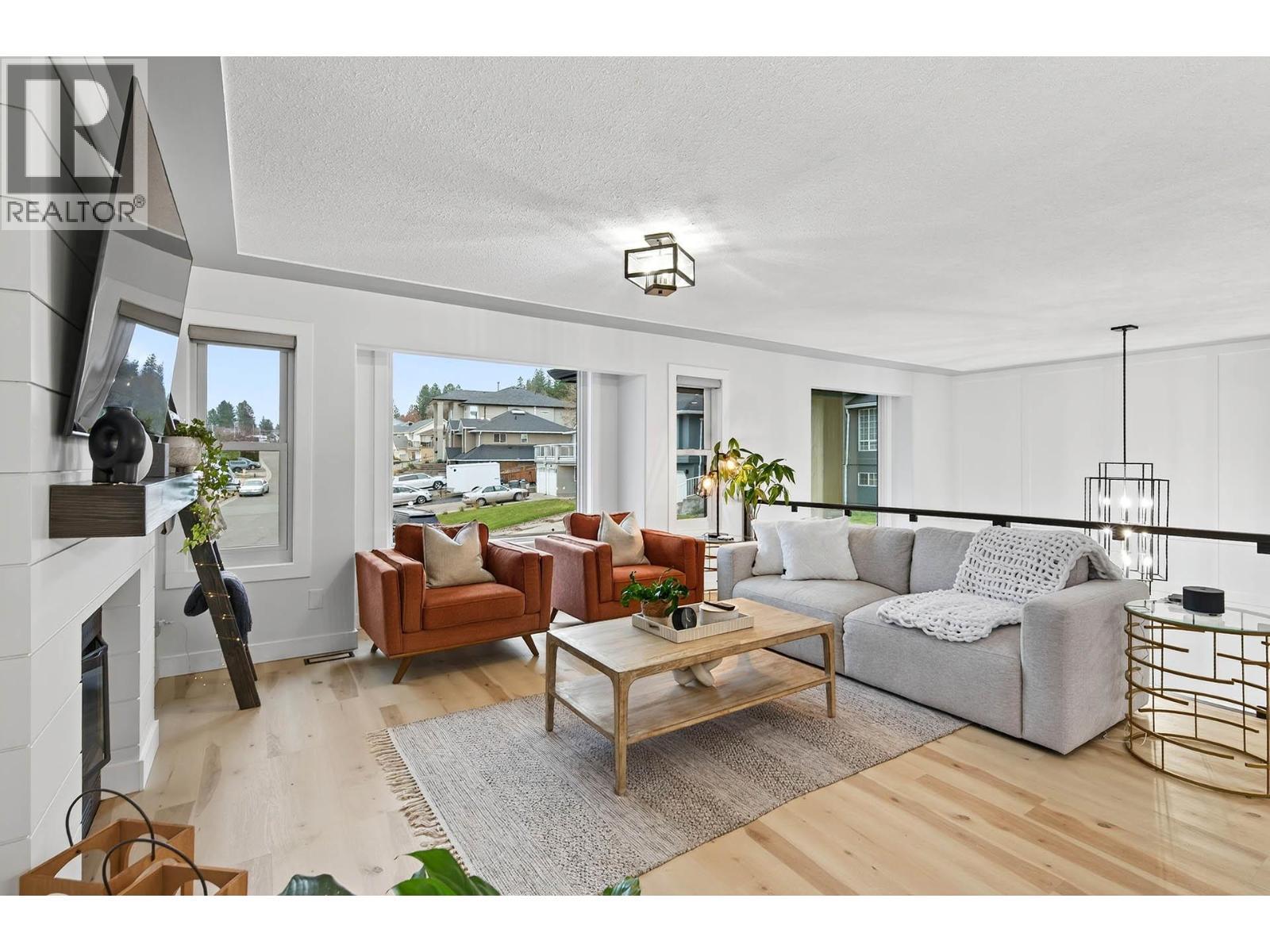 1095 Laurel Place, Kamloops, BC - Indoor Photo Showing Living Room