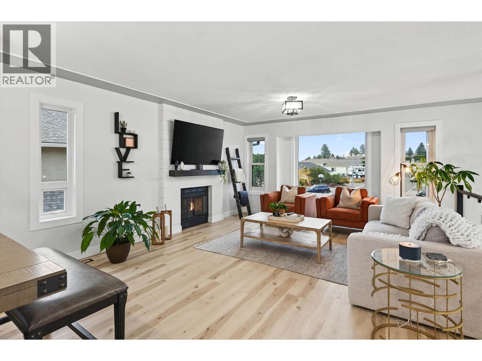 1095 Laurel Place, Kamloops, BC - Indoor Photo Showing Living Room With Fireplace