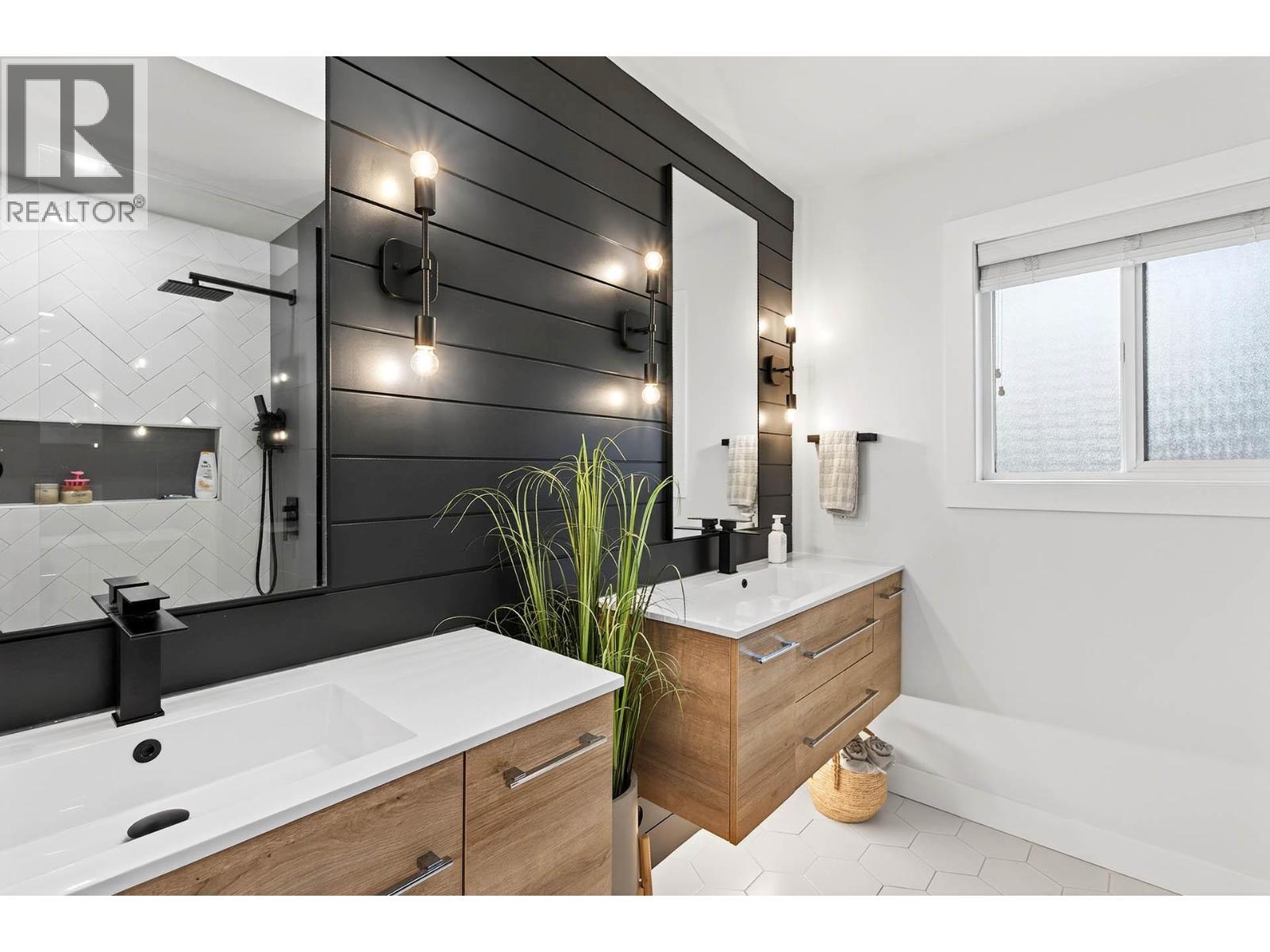 1095 Laurel Place, Kamloops, BC - Indoor Photo Showing Bathroom