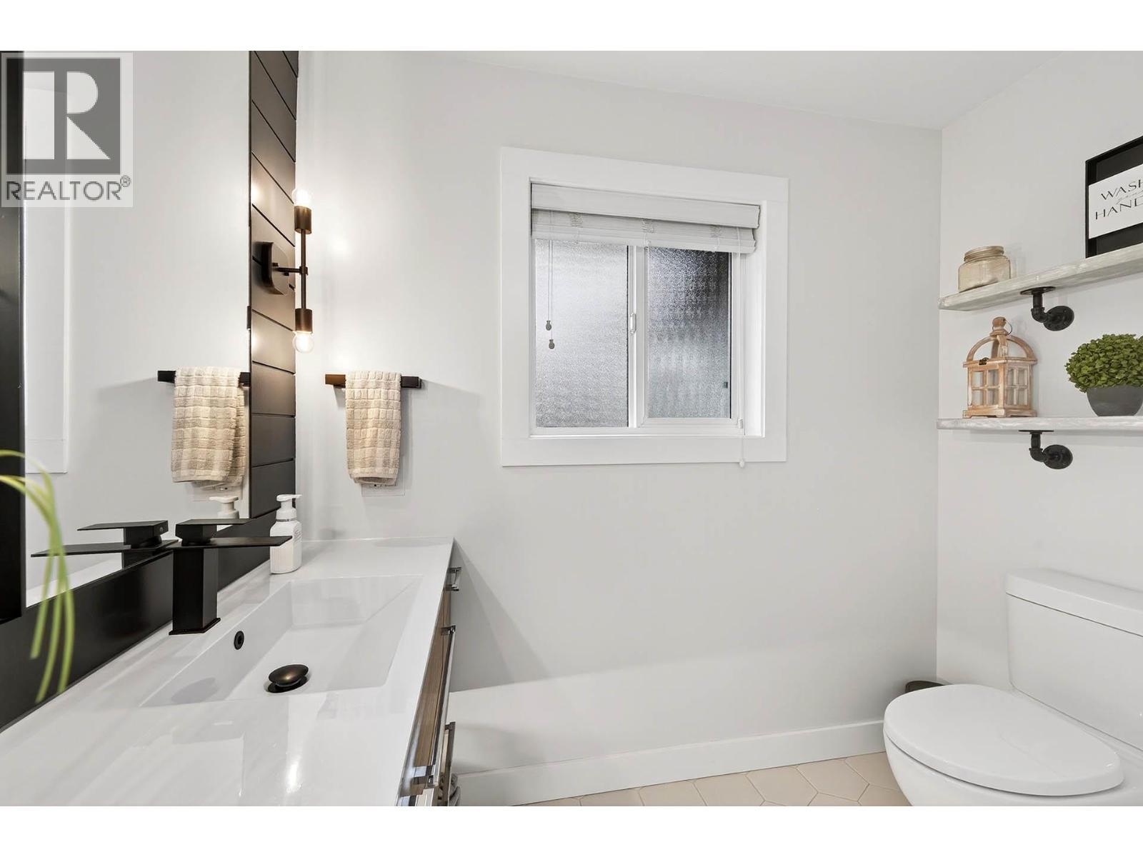 1095 Laurel Place, Kamloops, BC - Indoor Photo Showing Bathroom