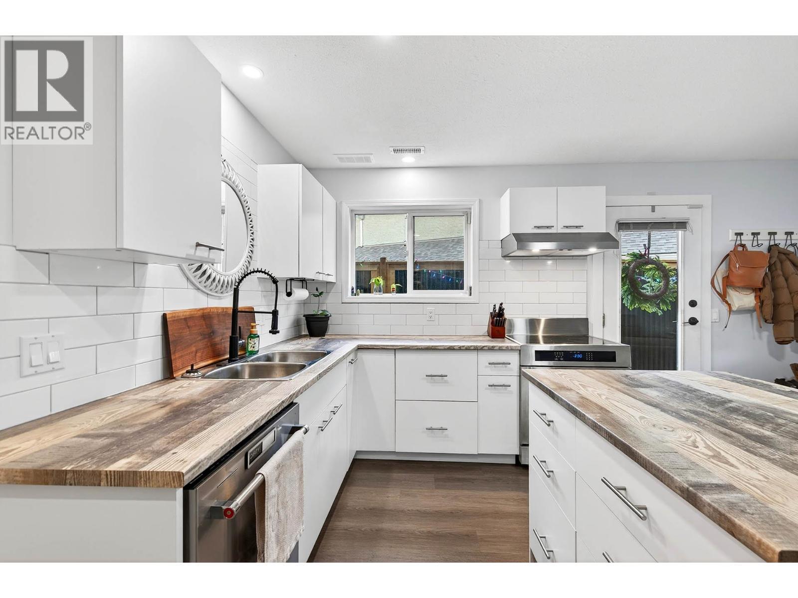1095 Laurel Place, Kamloops, BC - Indoor Photo Showing Kitchen With Double Sink