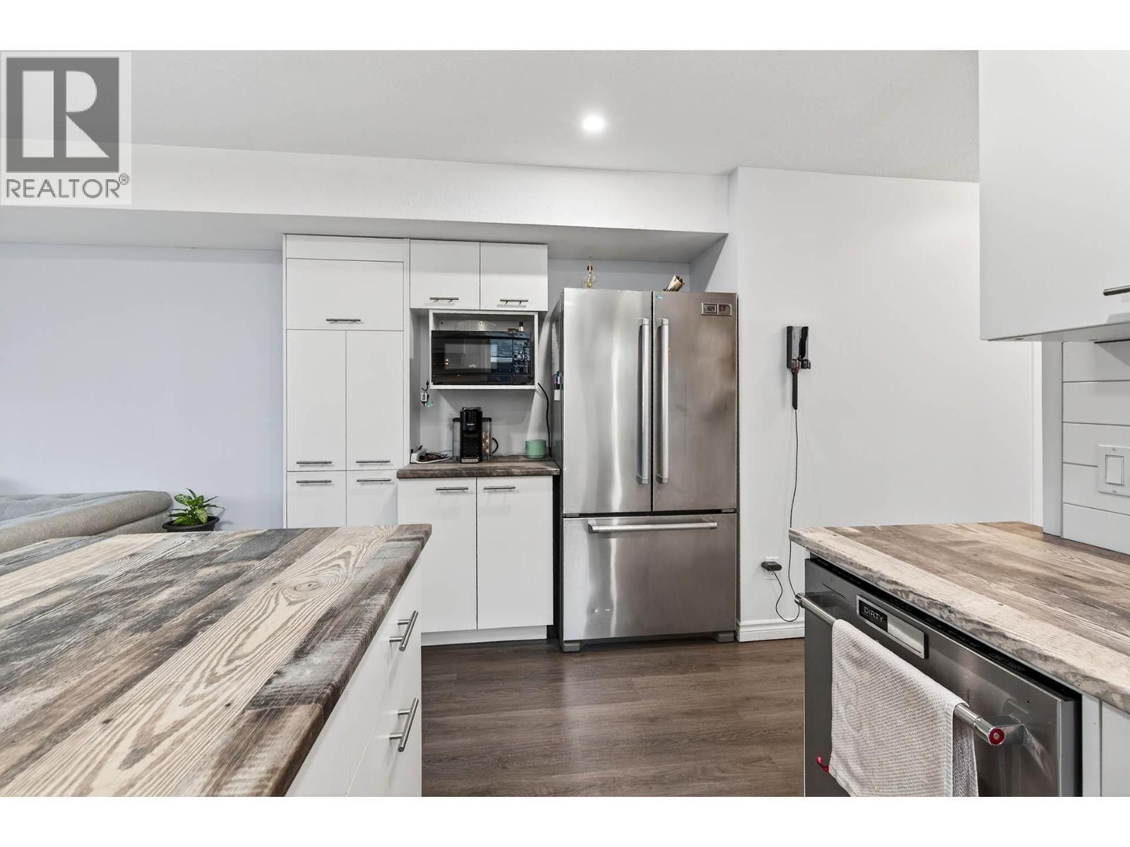 1095 Laurel Place, Kamloops, BC - Indoor Photo Showing Kitchen