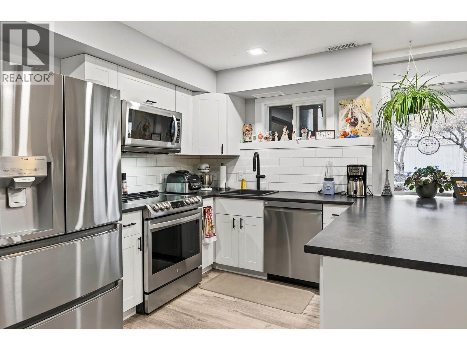 1095 Laurel Place, Kamloops, BC - Indoor Photo Showing Kitchen