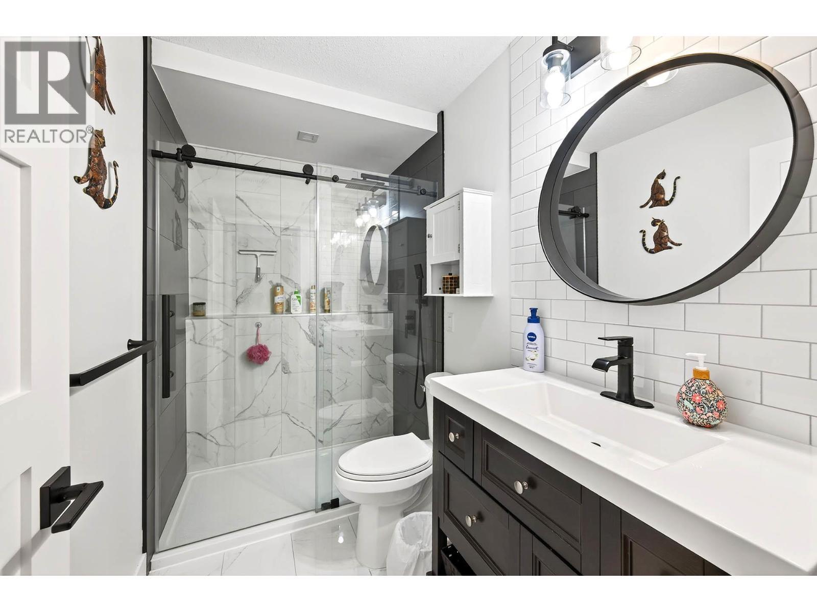 1095 Laurel Place, Kamloops, BC - Indoor Photo Showing Bathroom