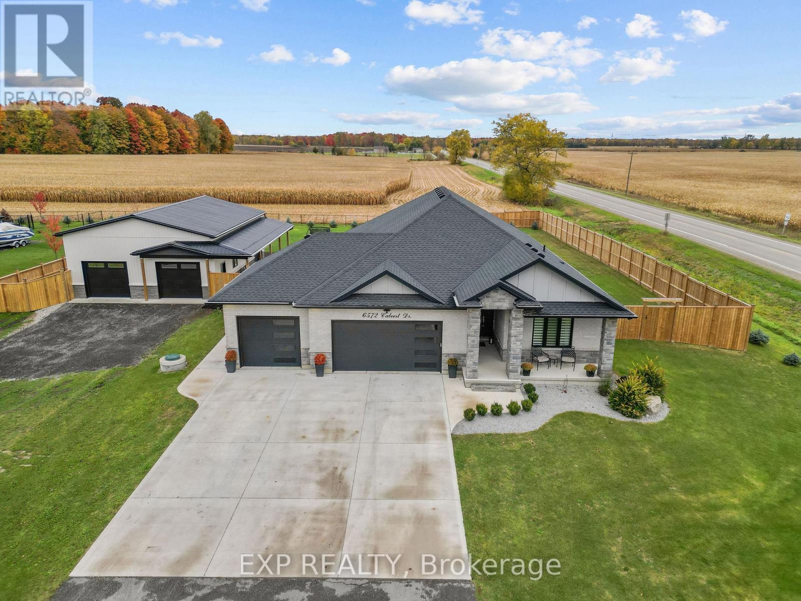 6572 Calvert Drive, Strathroy-Caradoc, ON - Outdoor With Facade