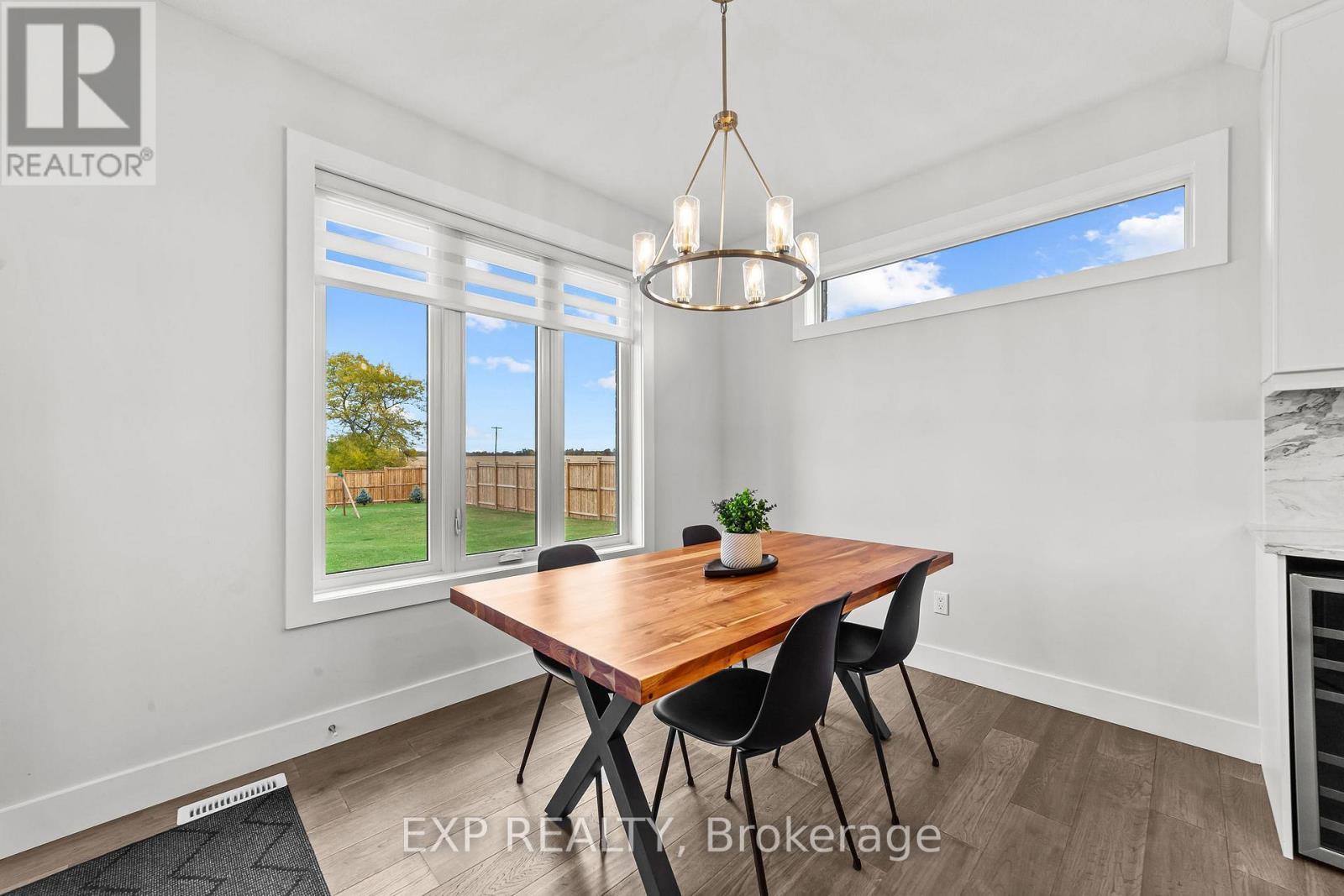 6572 Calvert Drive, Strathroy-Caradoc, ON - Indoor Photo Showing Dining Room