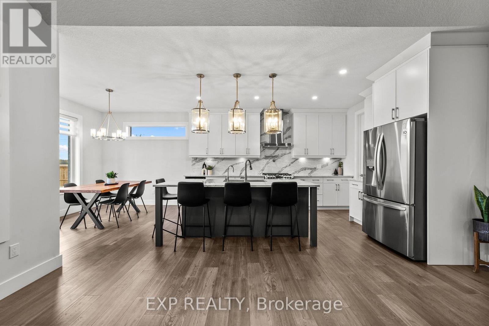 6572 Calvert Drive, Strathroy-Caradoc, ON - Indoor Photo Showing Kitchen With Upgraded Kitchen