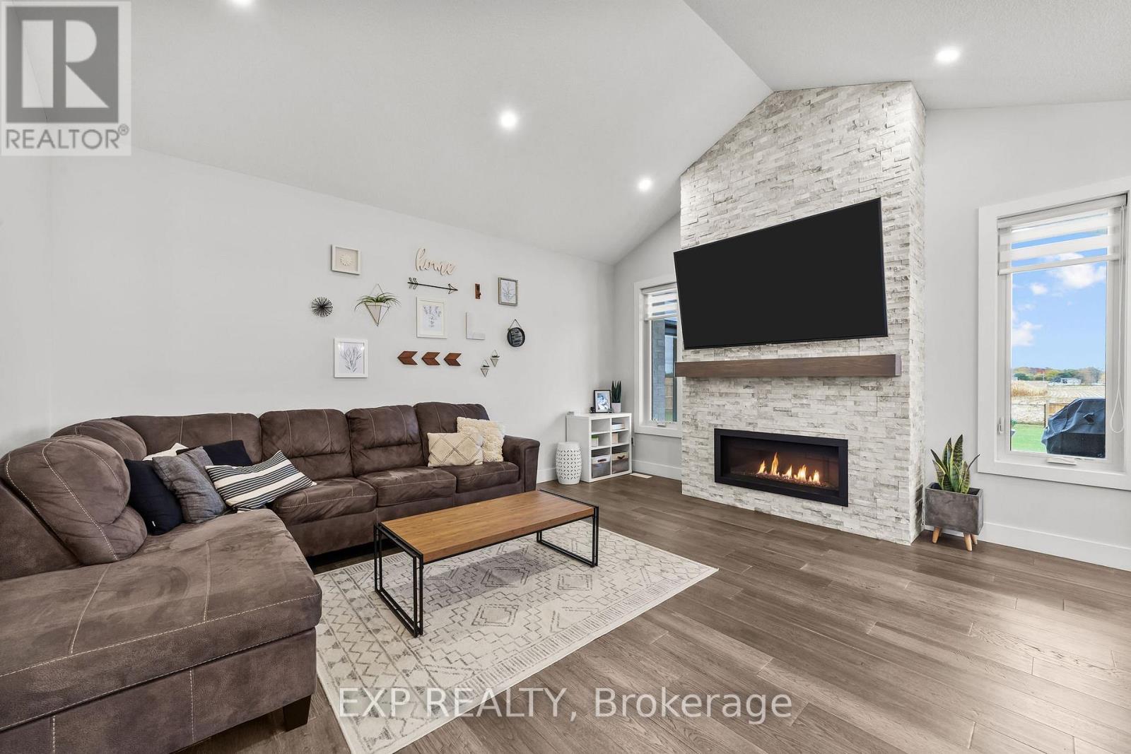 6572 Calvert Drive, Strathroy-Caradoc, ON - Indoor Photo Showing Living Room With Fireplace