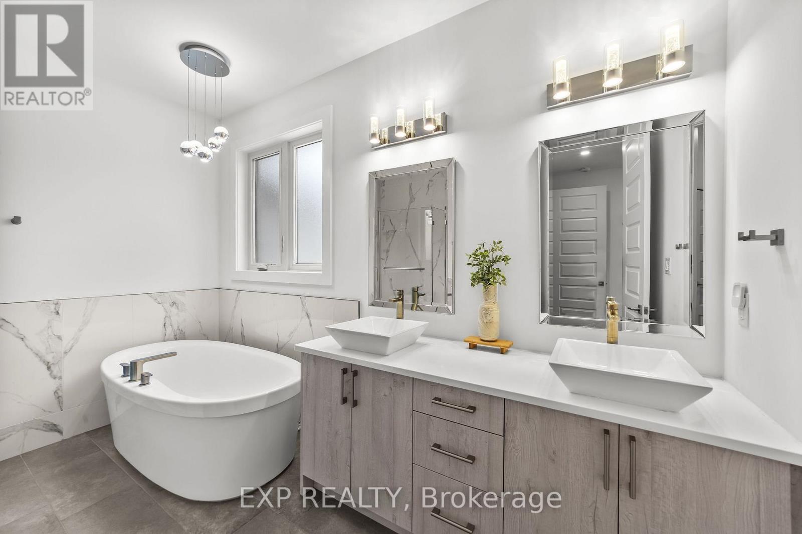 6572 Calvert Drive, Strathroy-Caradoc, ON - Indoor Photo Showing Bathroom