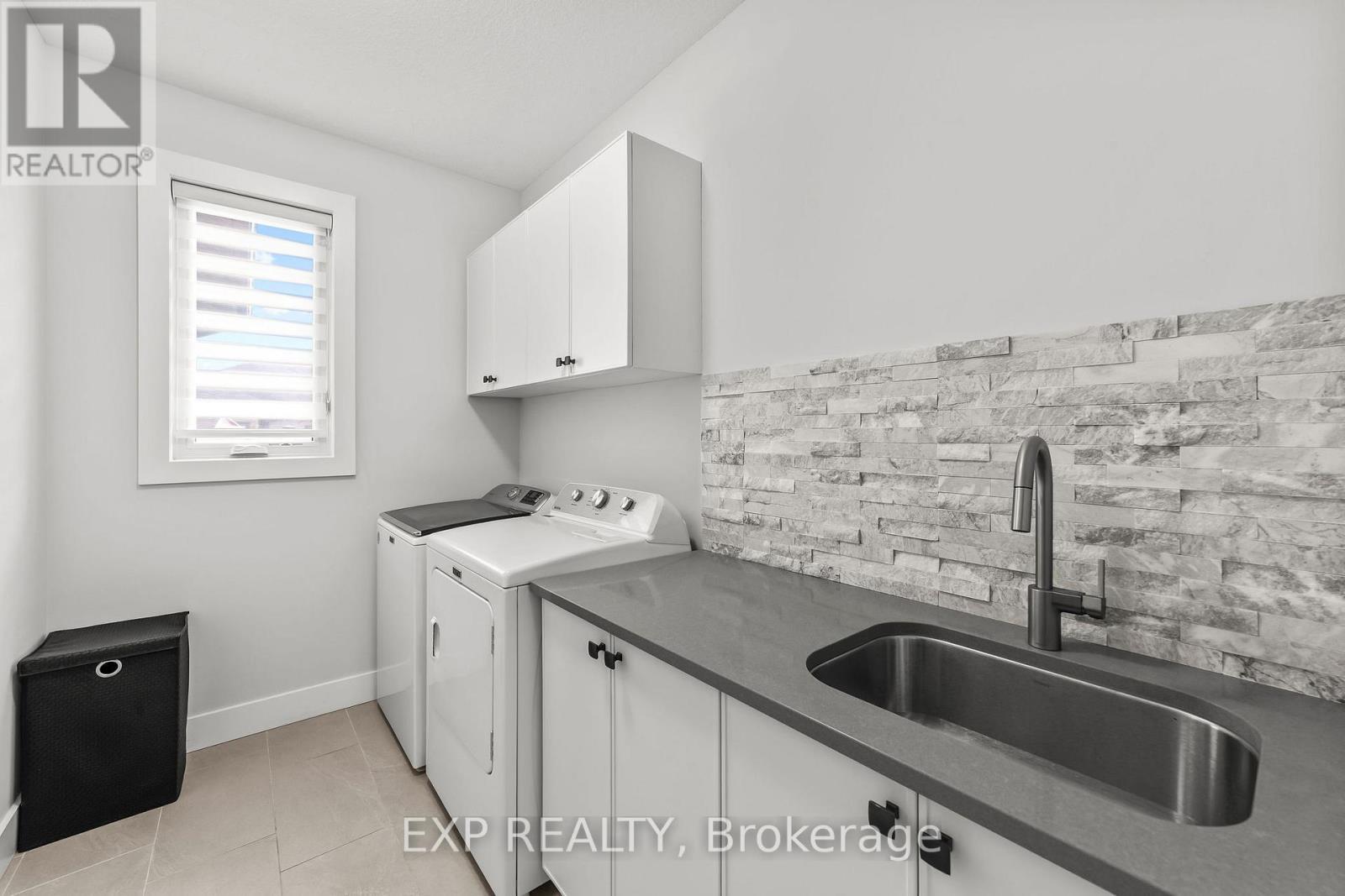 6572 Calvert Drive, Strathroy-Caradoc, ON - Indoor Photo Showing Laundry Room