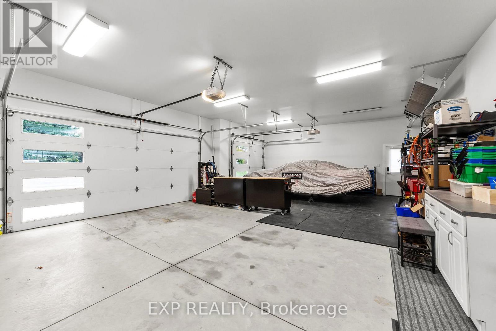 6572 Calvert Drive, Strathroy-Caradoc, ON - Indoor Photo Showing Garage
